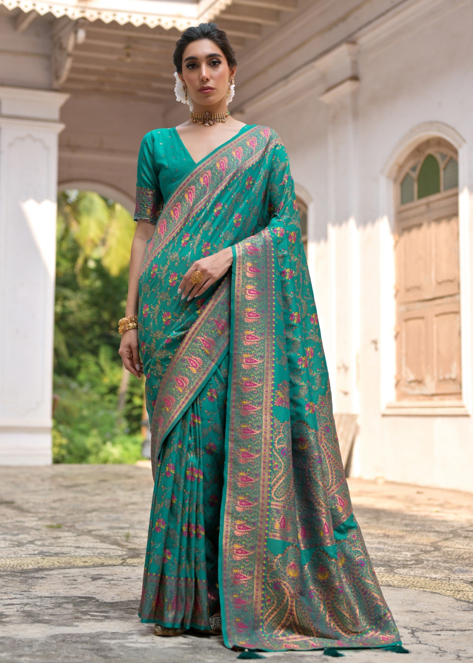 Rama Thread Woven Jal & Flower Silk Saree With Thread Woven Pallu - qivii