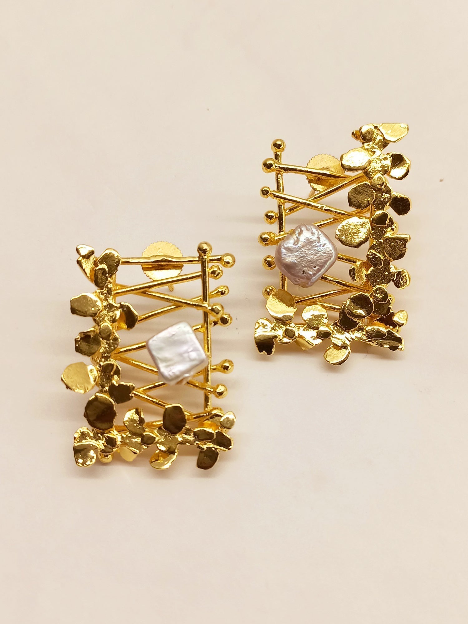 Daizy Contemporary Golden Stud - qivii