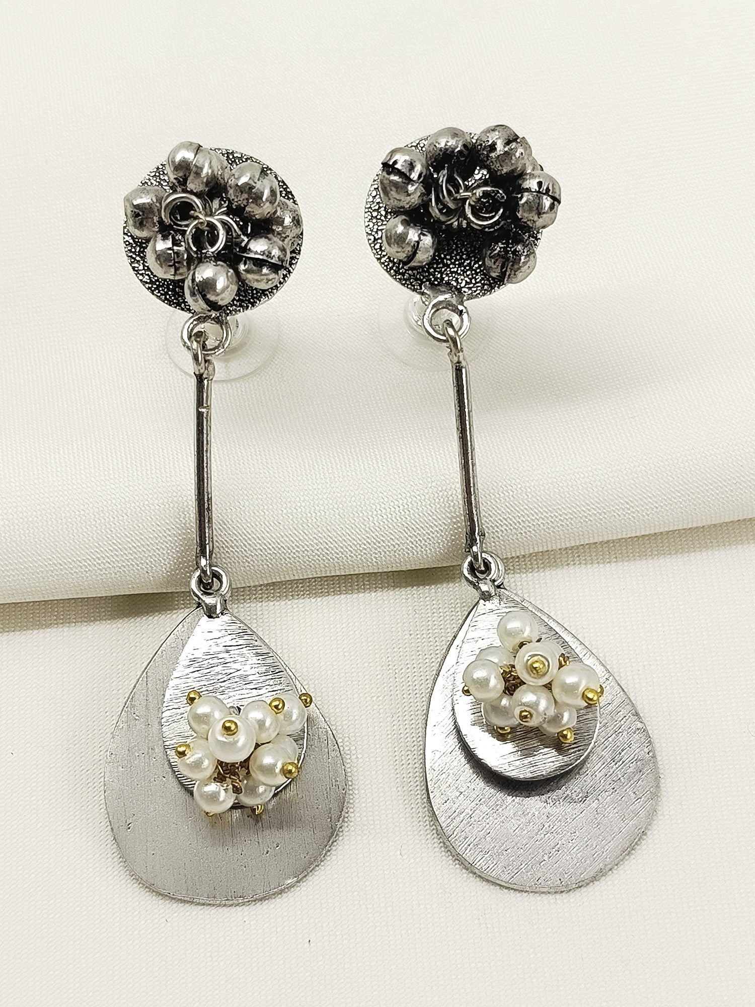 Pradhana White Pearl Oxidized Earring