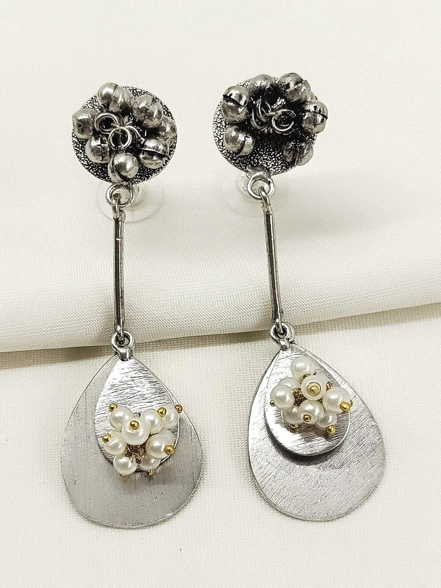 Pradhana White Pearl Oxidized Earring