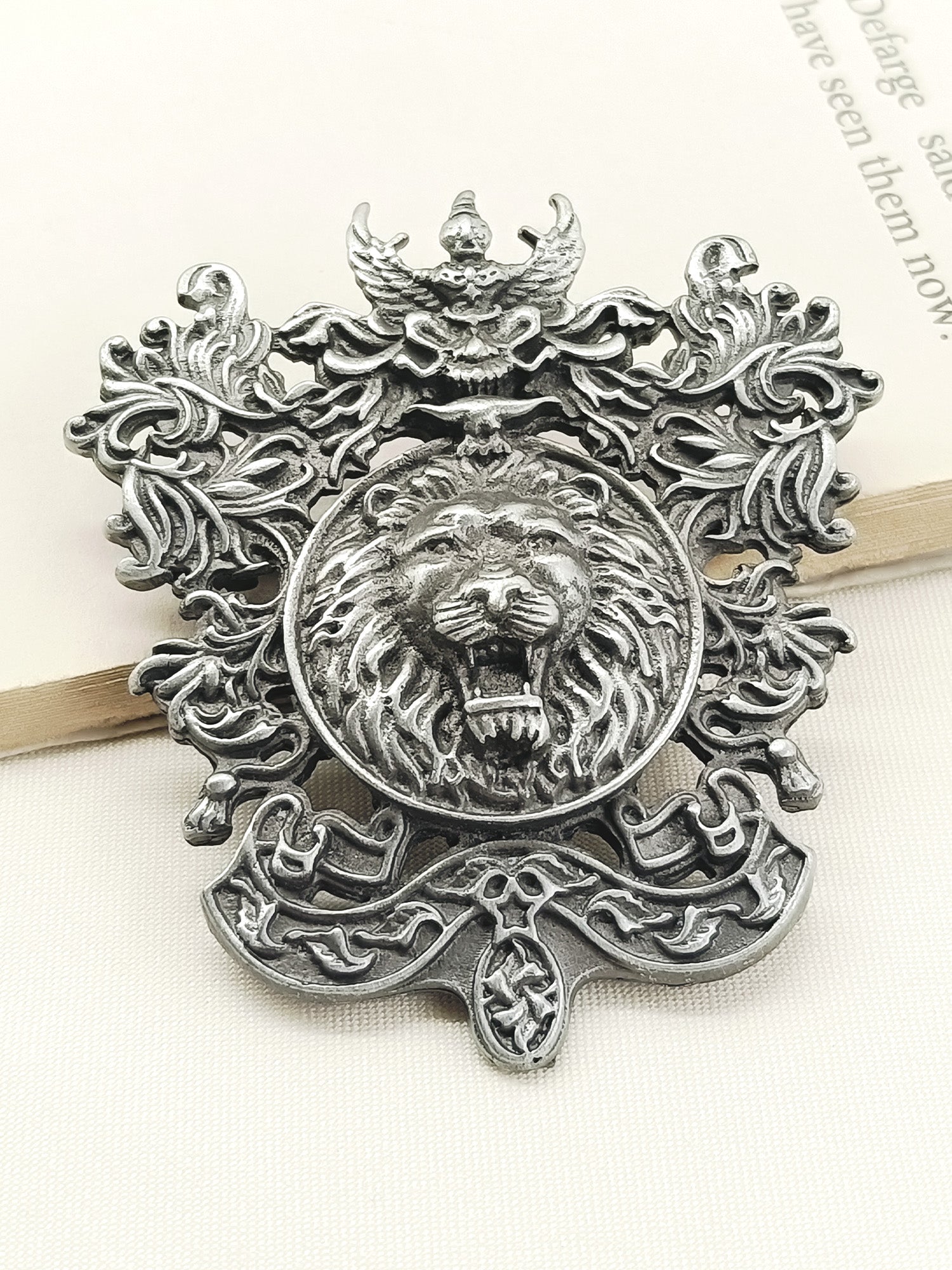 Nirvan Grey Lion Men's Brooch