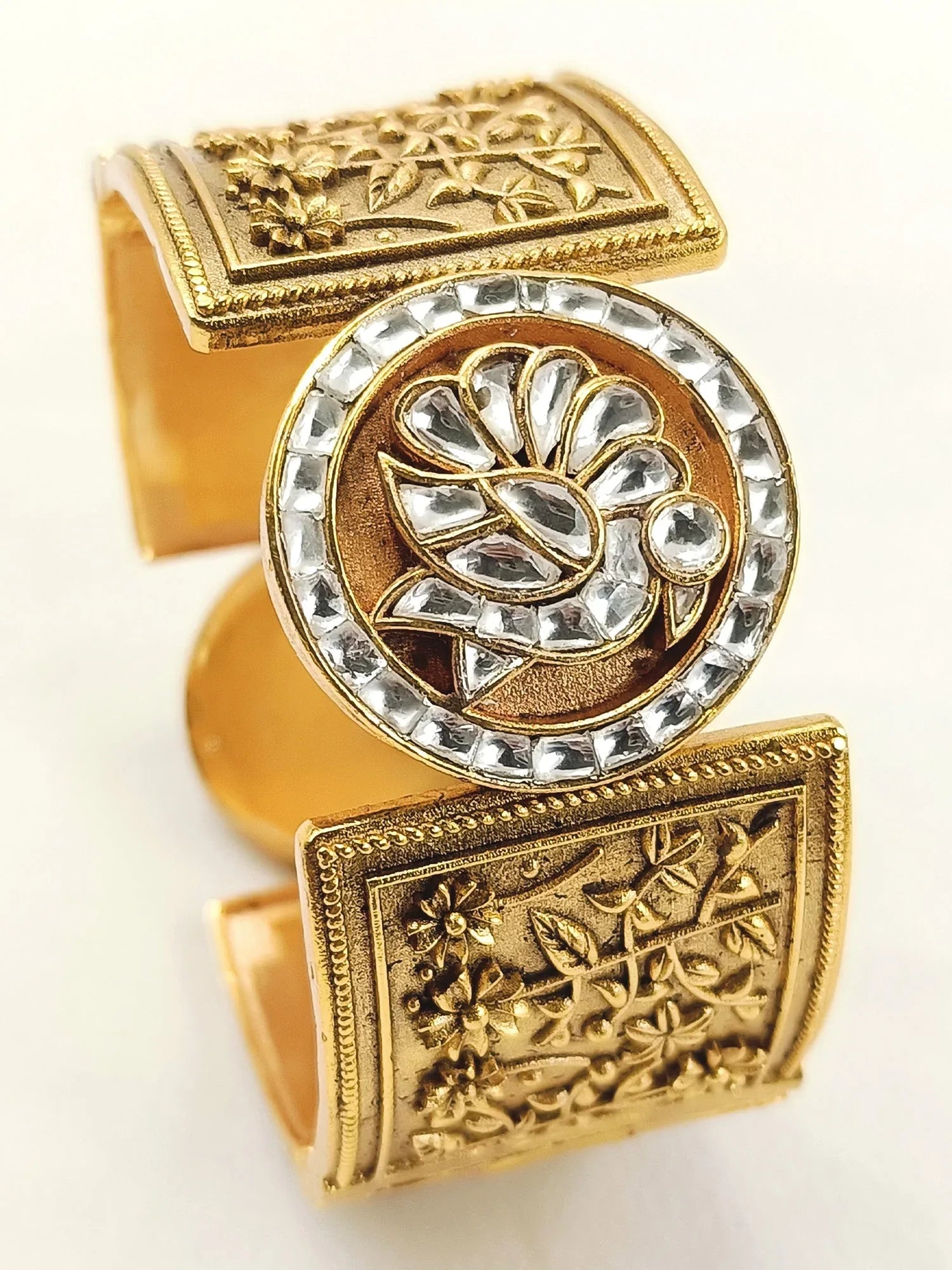 Rageshwari White Kundan Kada