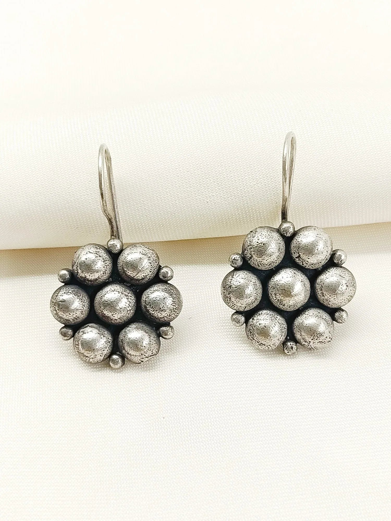 Hansika Plain Oxidized Earcuff