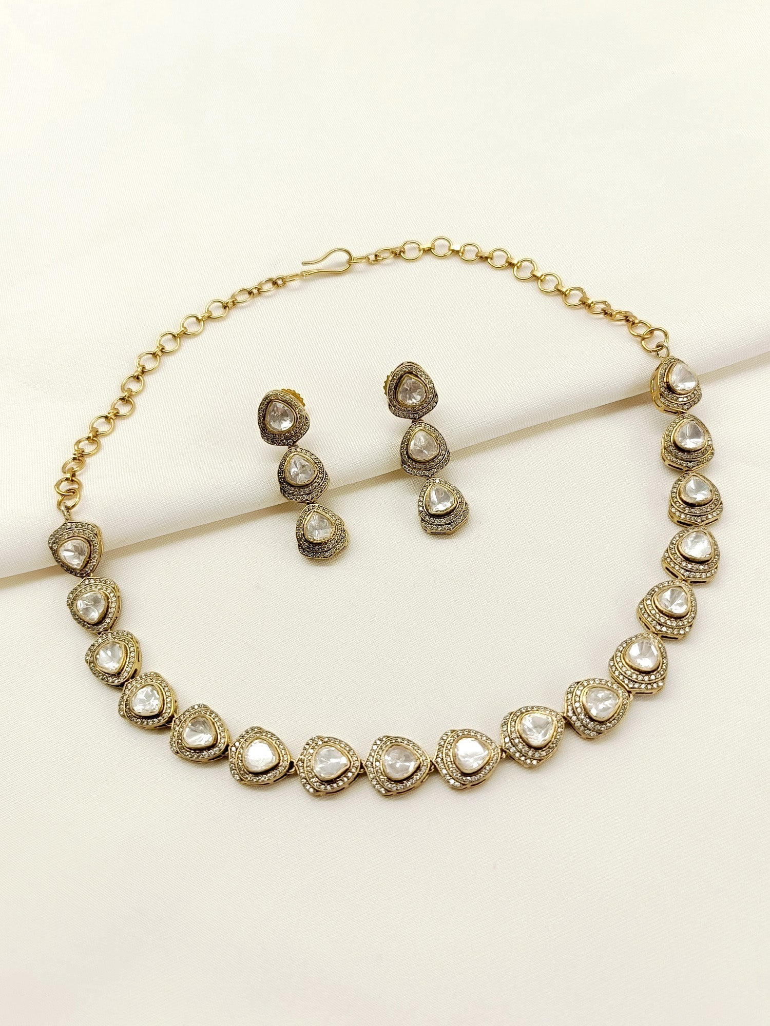 Riyanshi White Victorian Necklace Set - qivii