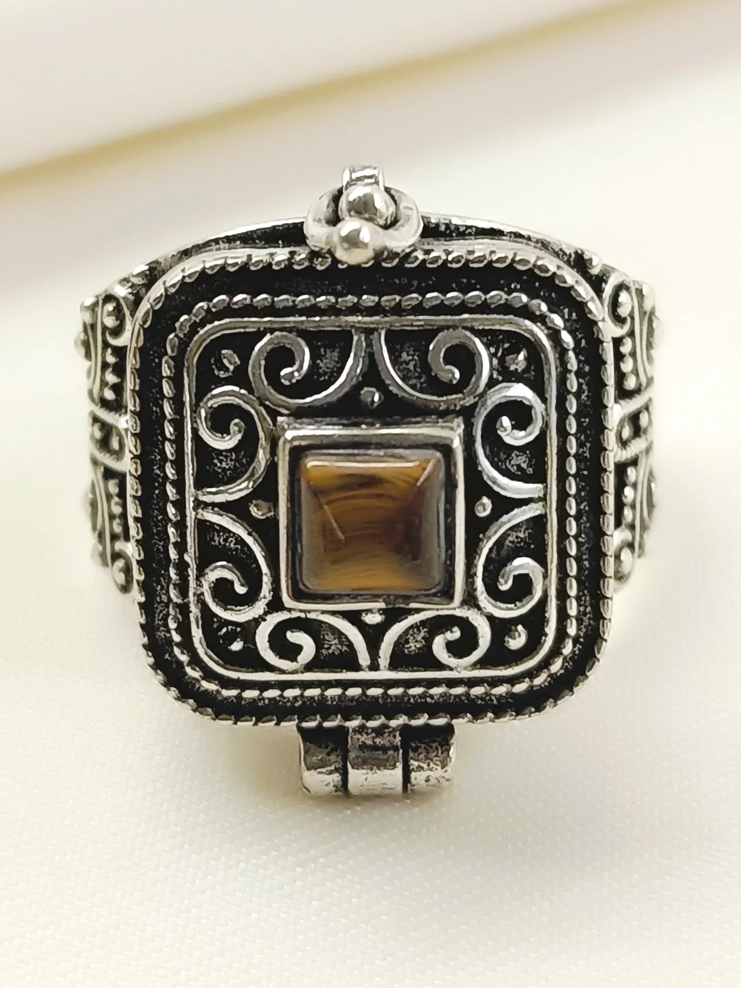 Kanika Brown Western Finger Ring