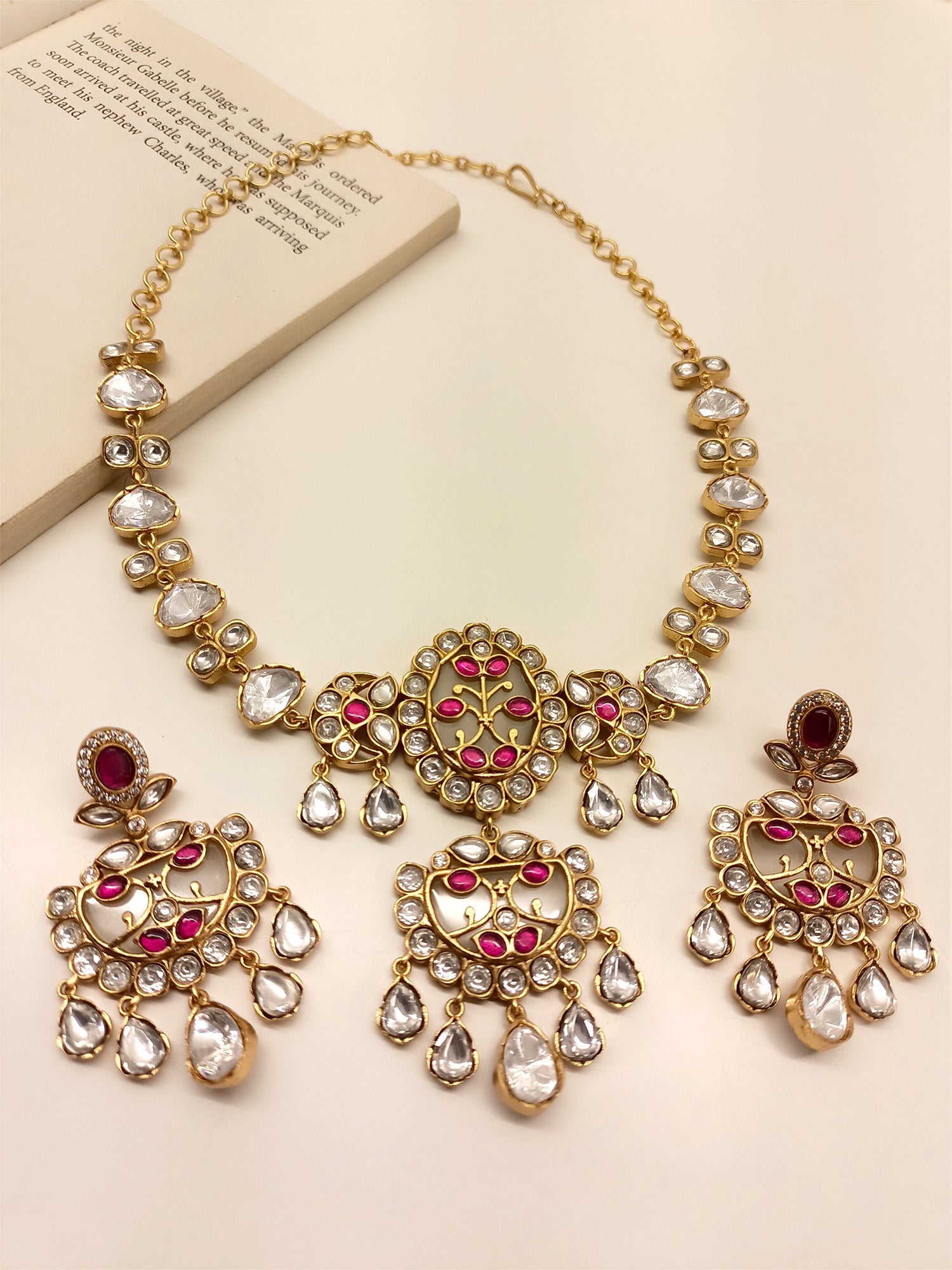 Iraye Majenta Boutique Choker Set - qivii