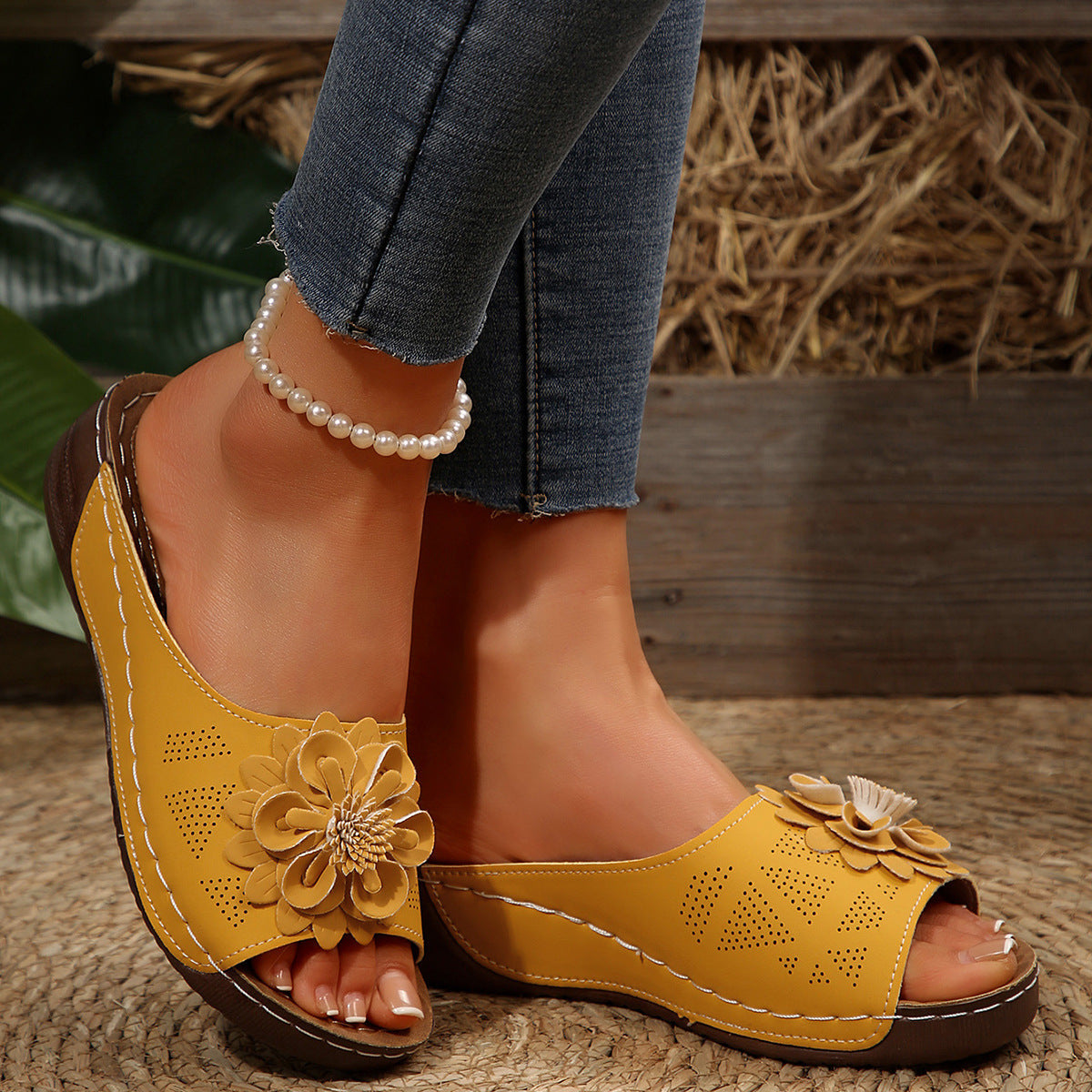 Women's Fleur Cutout Wedge Slides – Flower Appliqué Platform Sandals (US 5–11.5) (Copy)