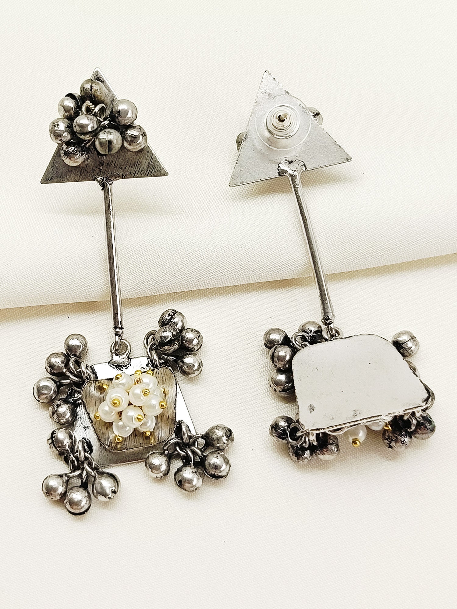 Nandu Whie Pearl Oxidized Earring