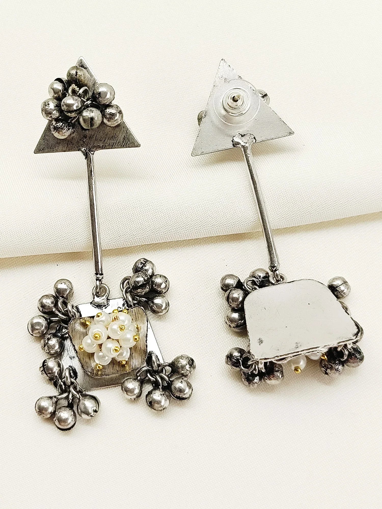 Nandu Whie Pearl Oxidized Earring