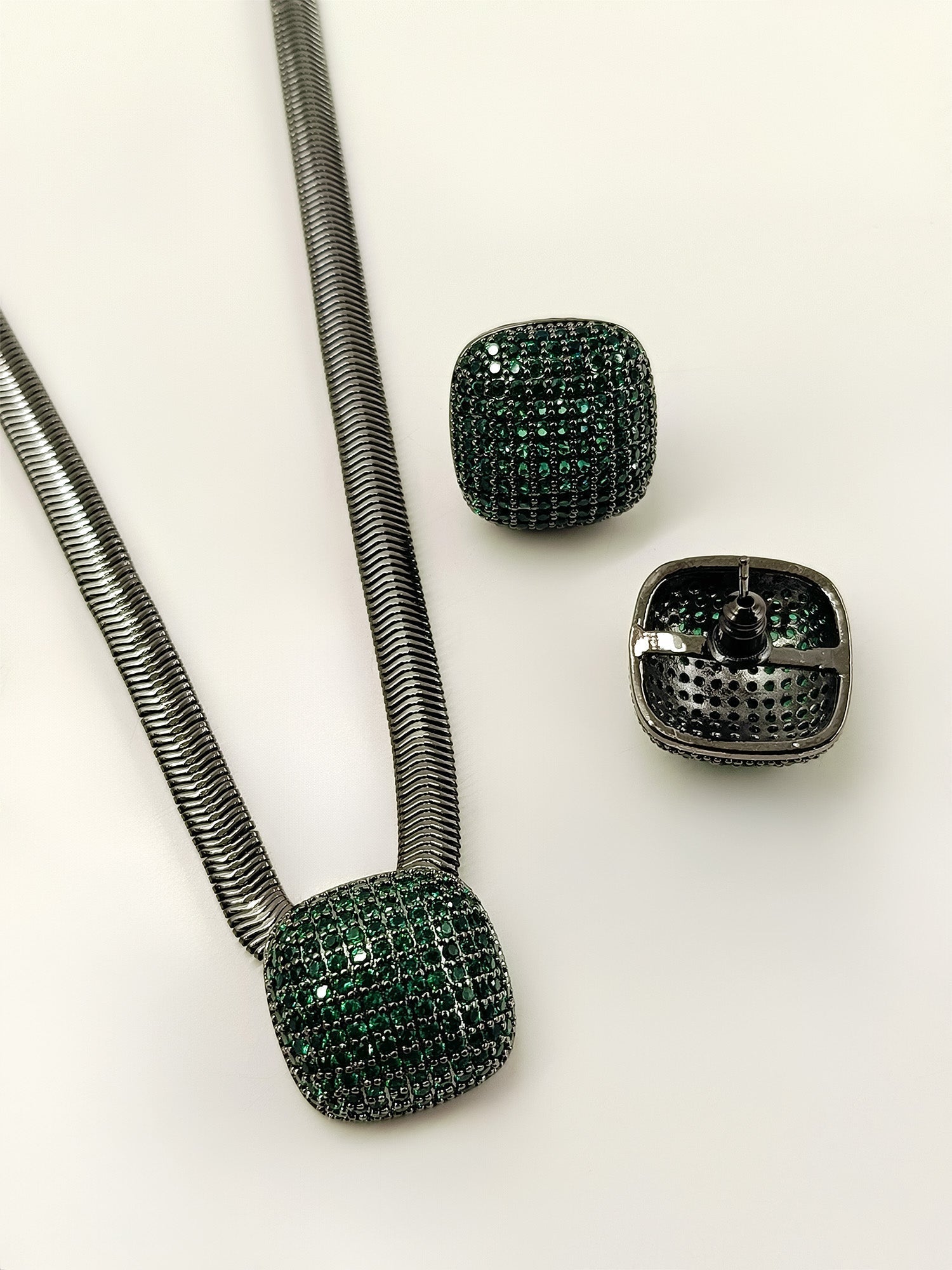 Amisha Green Square Shape Victorian Pendant Set - qivii