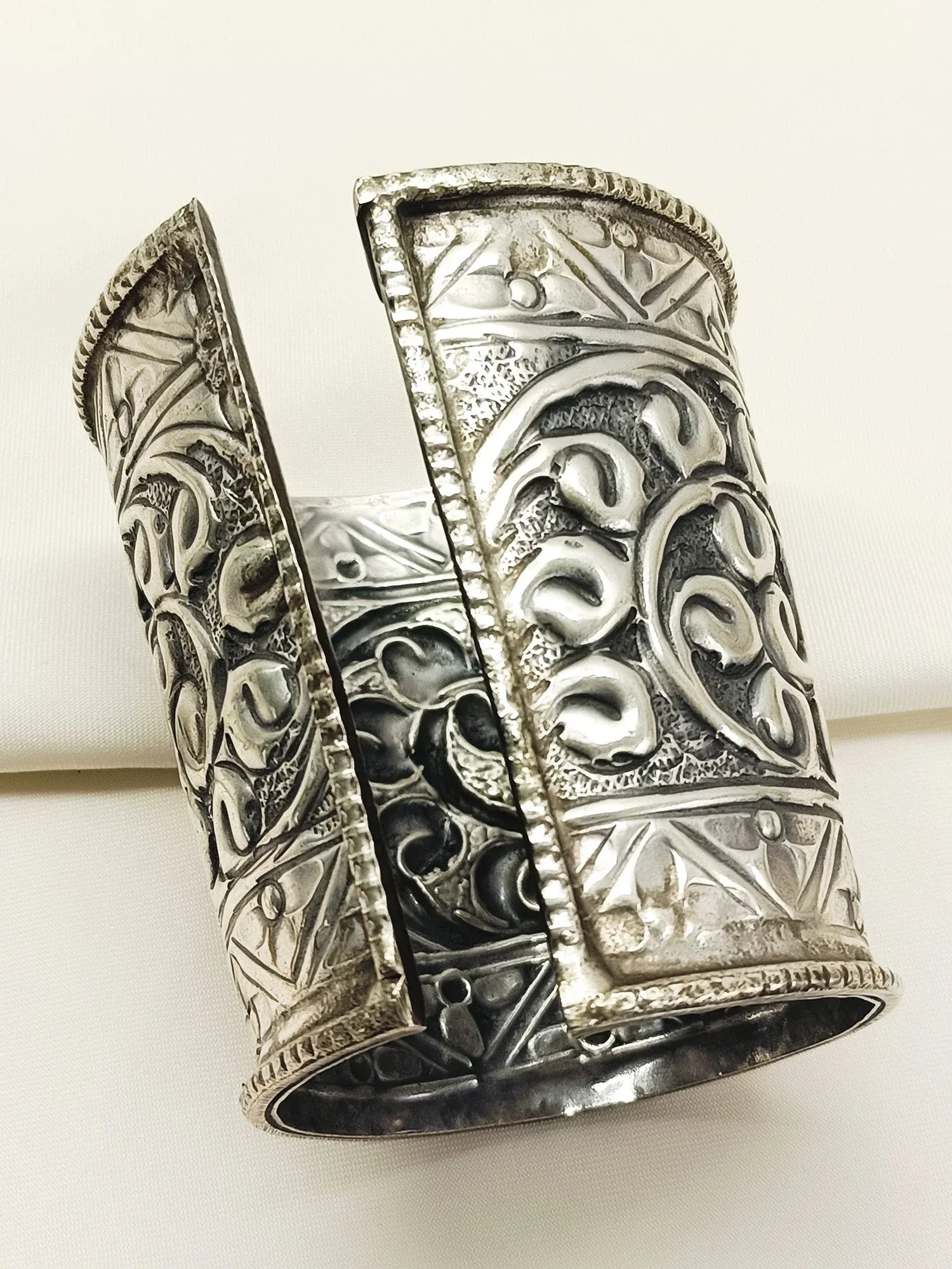 Effie Plain Oxidized Bracelet