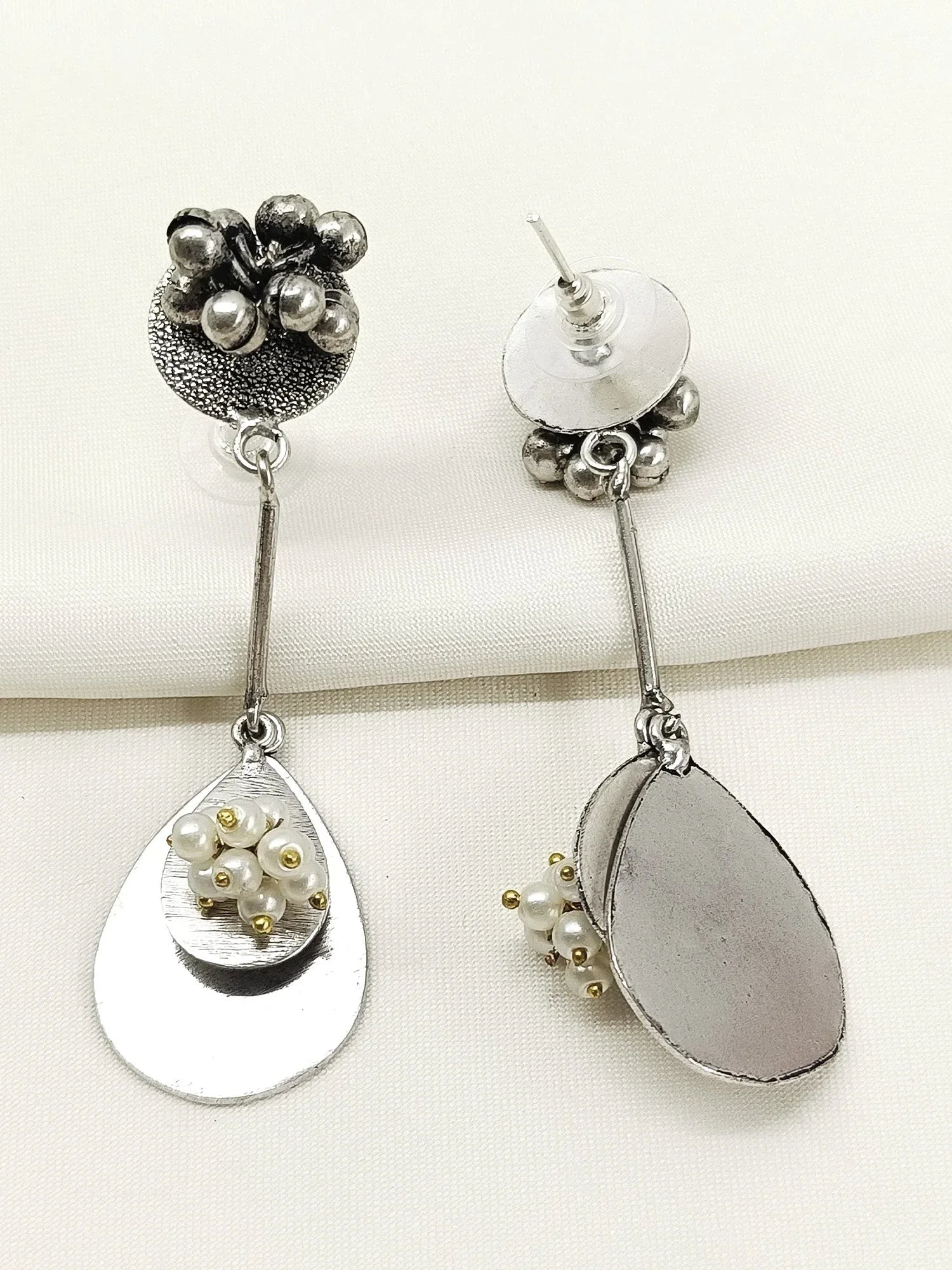 Pradhana White Pearl Oxidized Earring