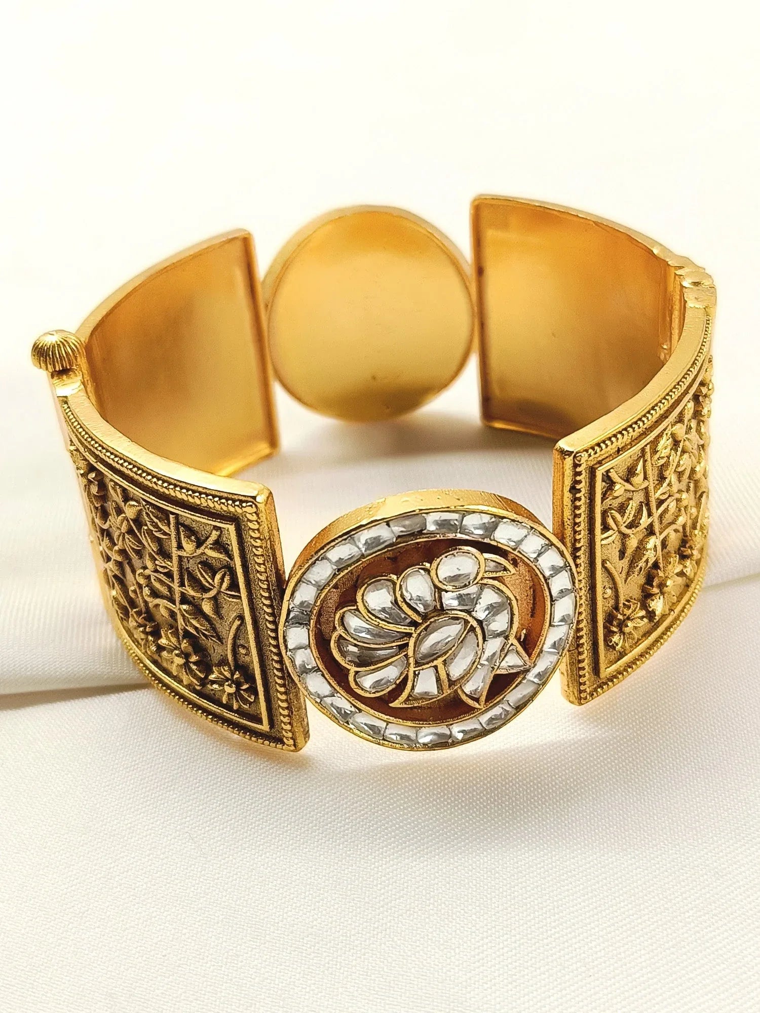 Rageshwari White Kundan Kada