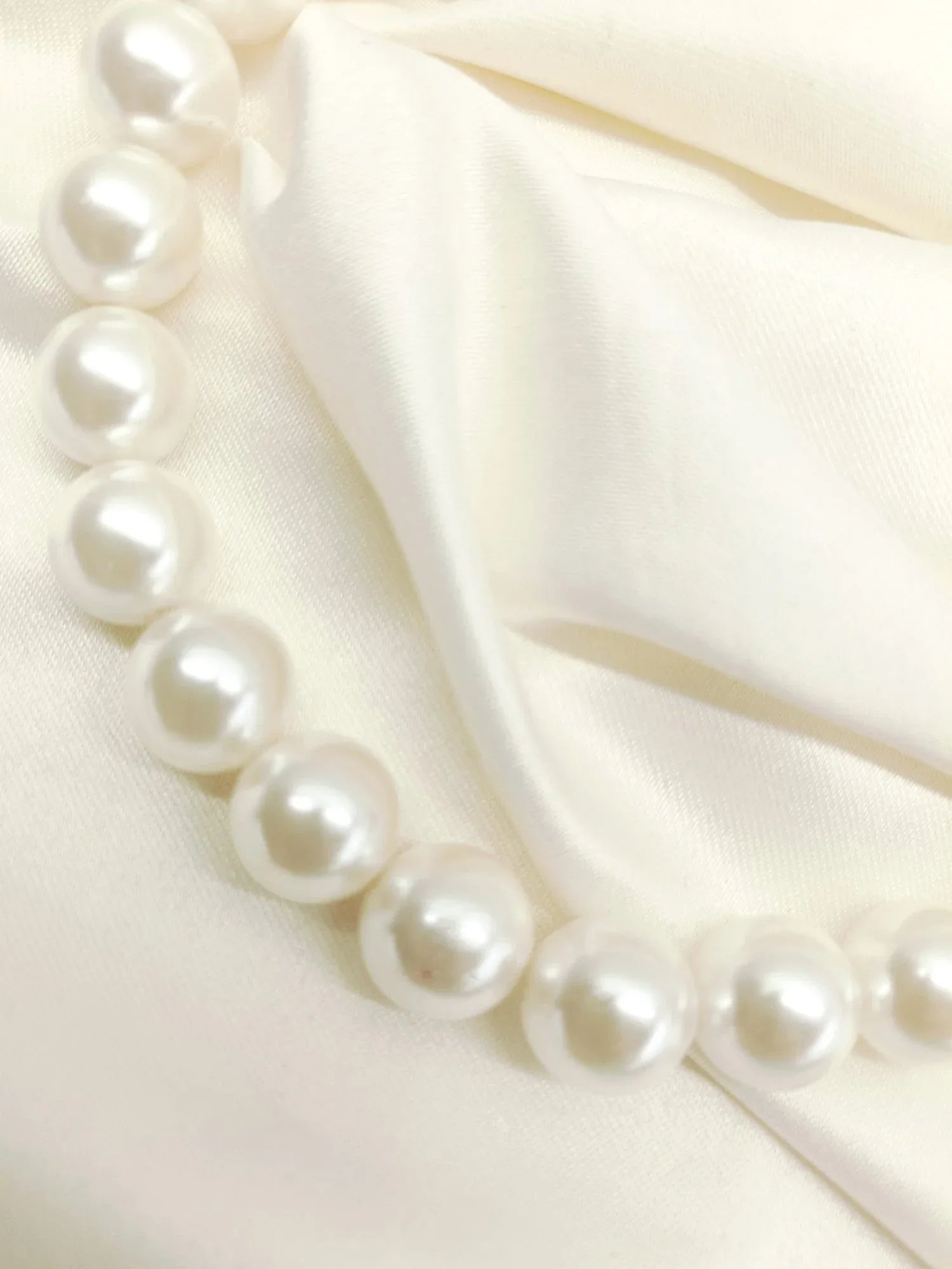 Eshal Cream Pearl Neckpiece