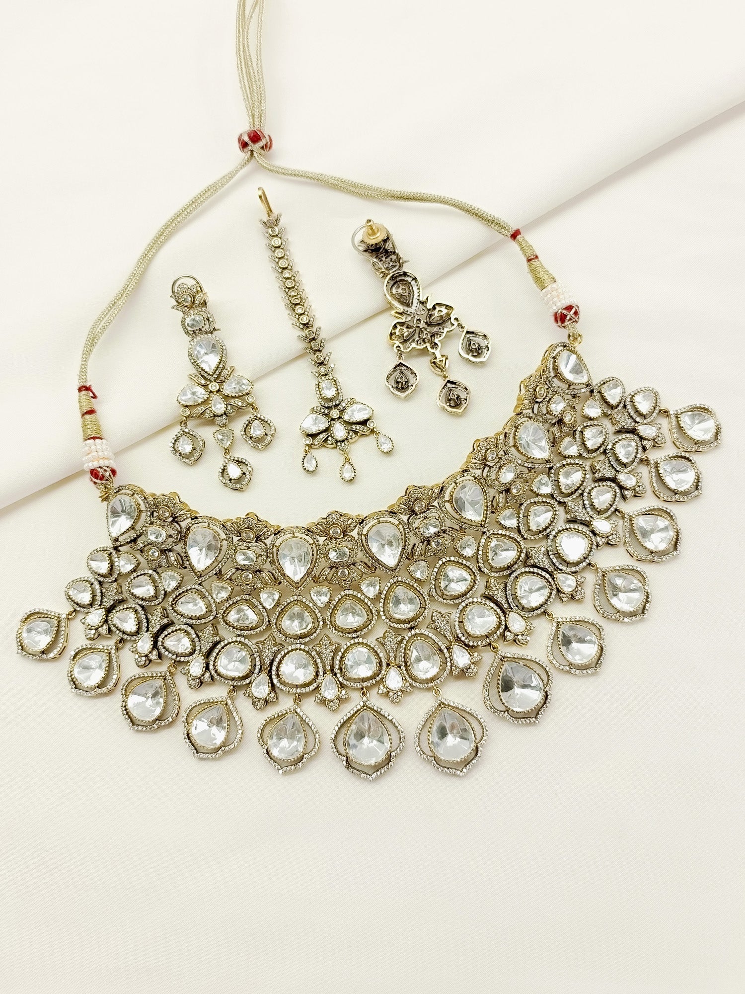 Geetanjali White Victorian Set