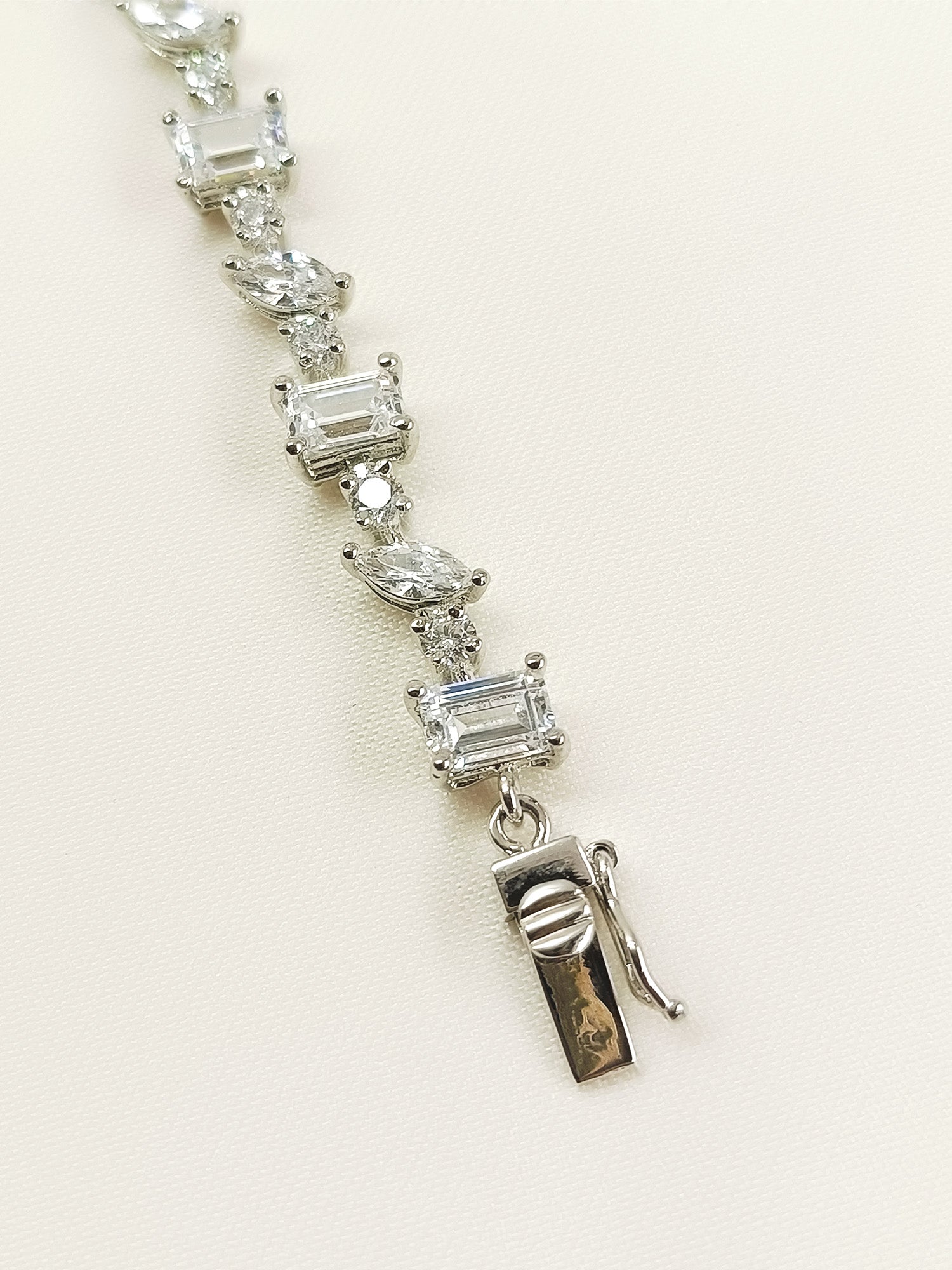 Ekaja White 92.5 Silver Swarovski Stone Bracelet - qivii