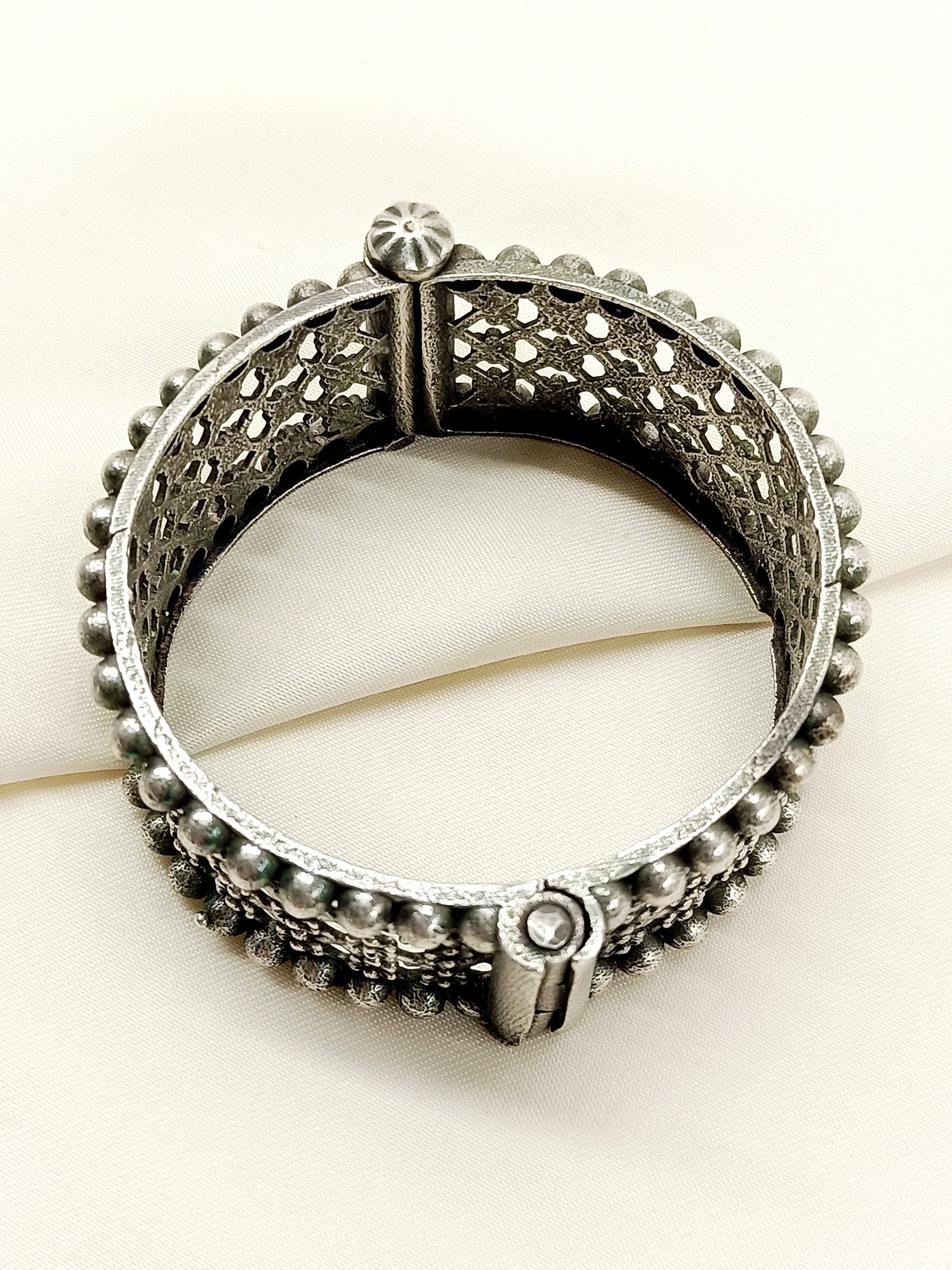 Aadhira Plain Oxidized Kada