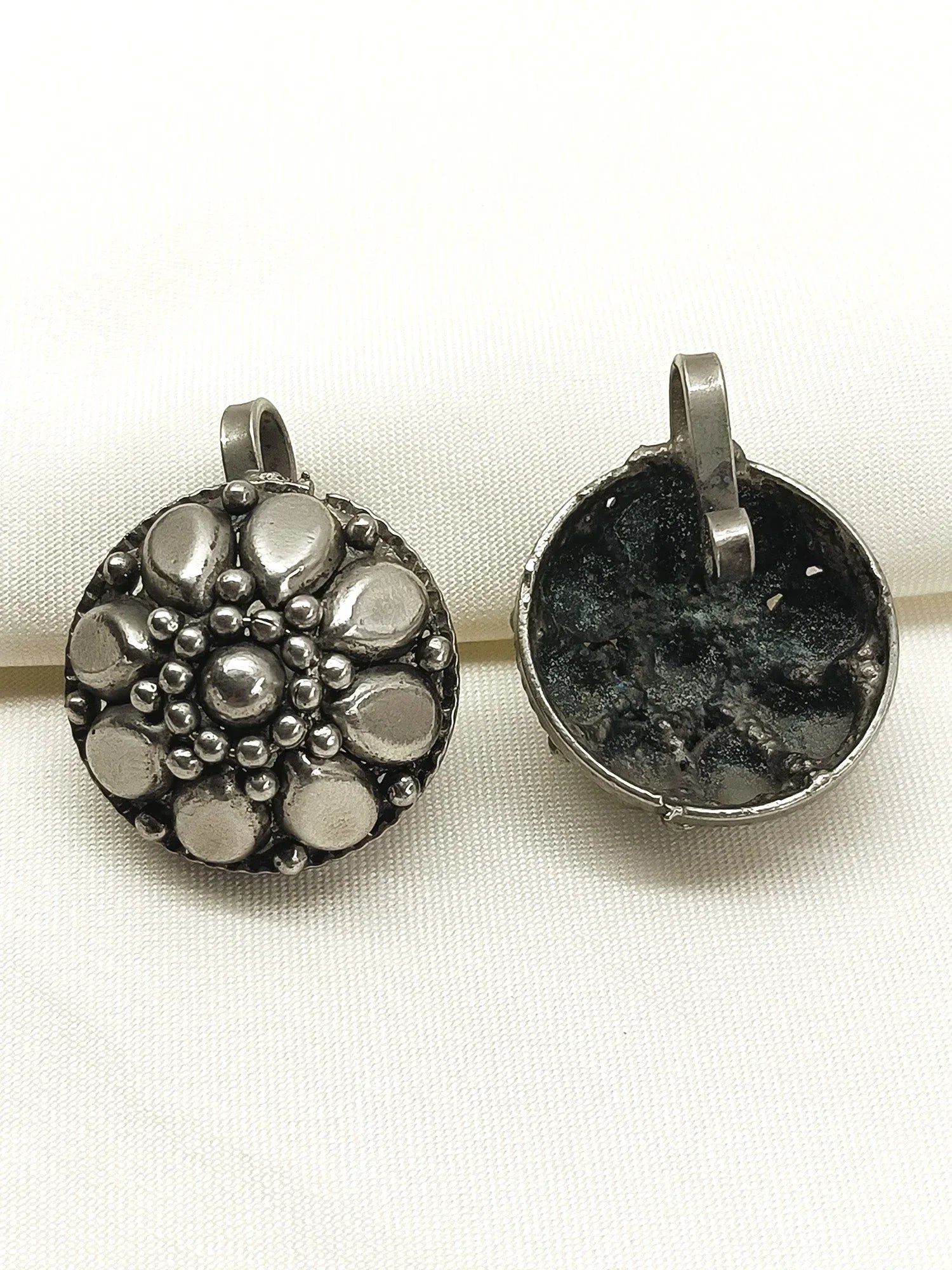 Ziyana Plain Oxidized Earcuff