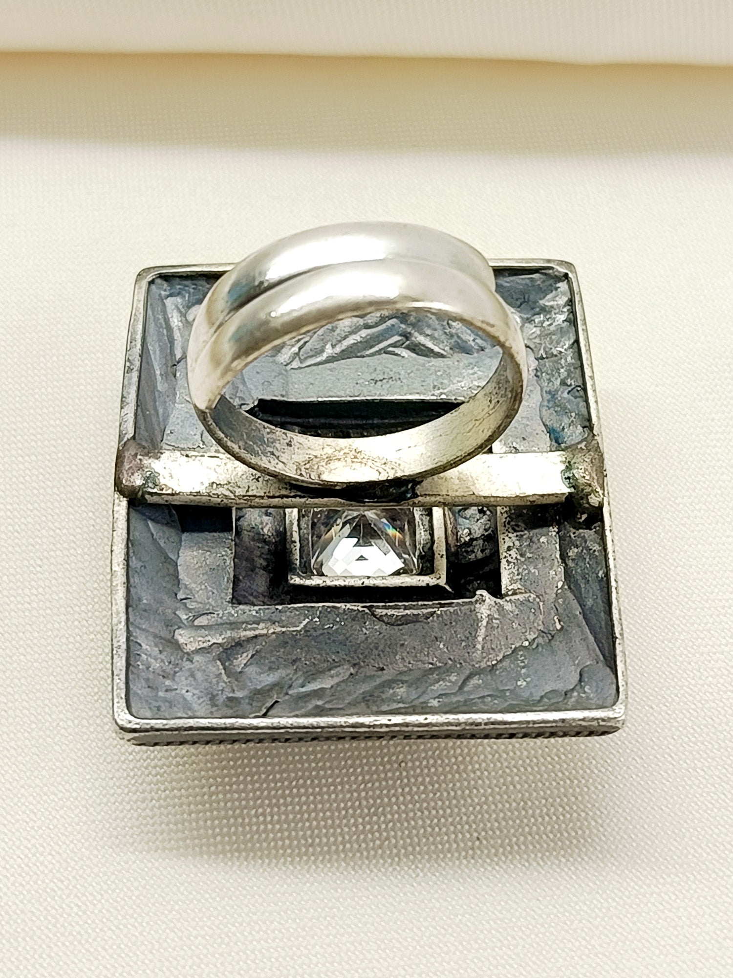 Anzlehika White Oxidized Finger Ring