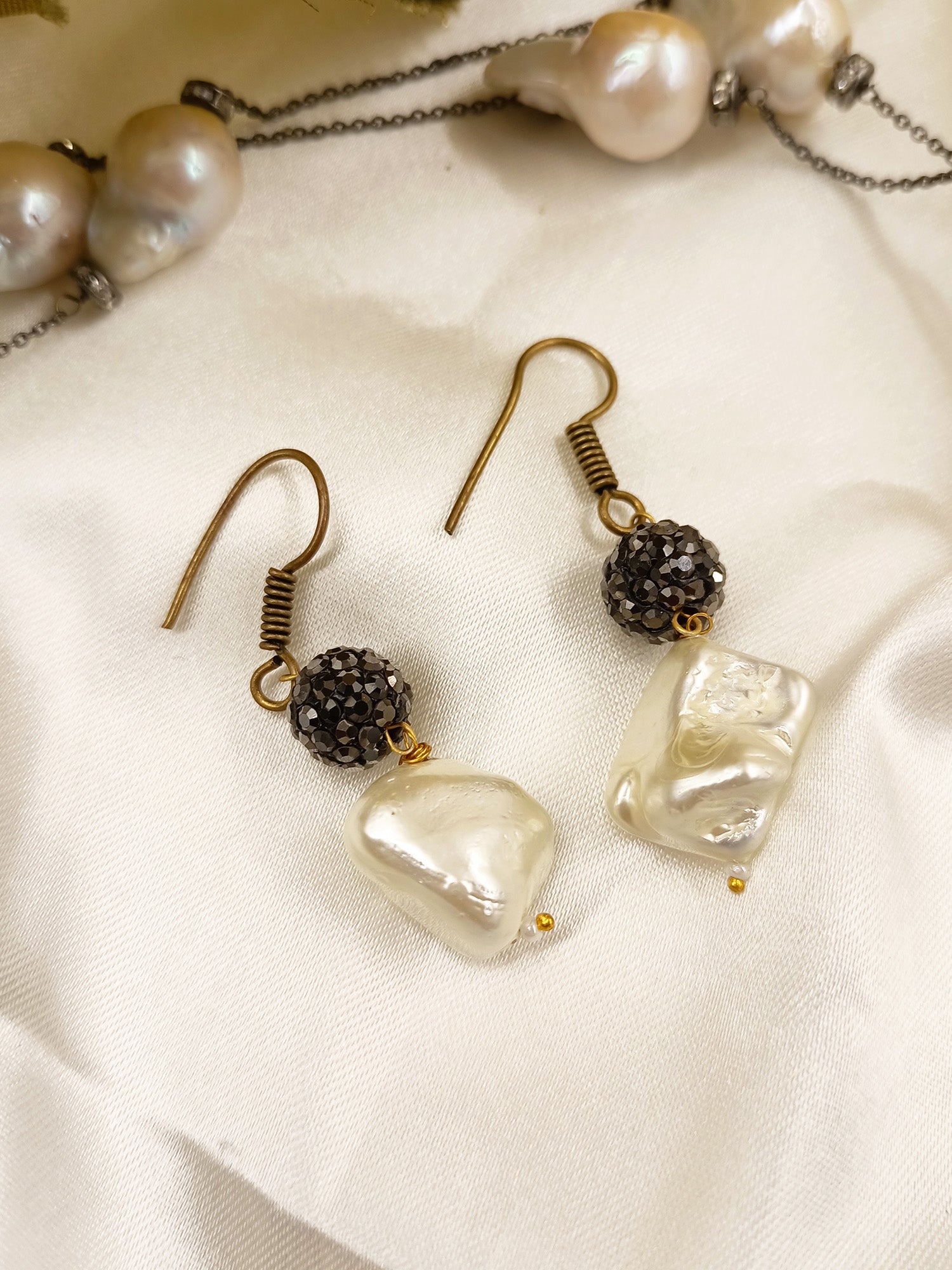 Nishtha Mother Of Pearl Long Chain Set - qivii