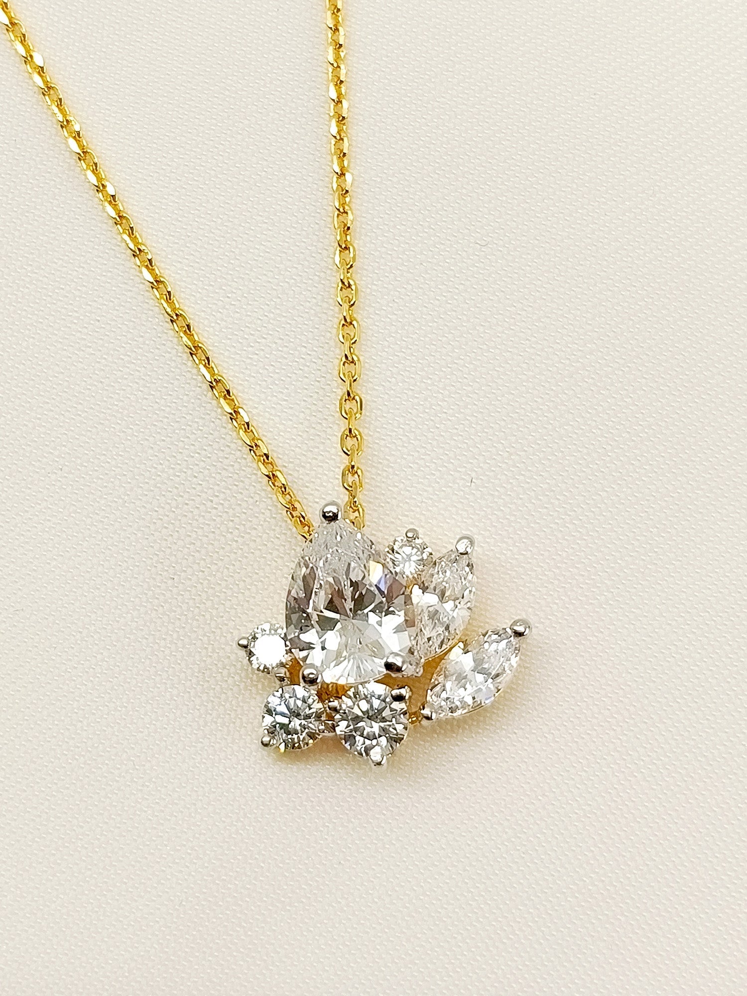 Meet 92.5 Silver Swarovski Stone Pendal - qivii