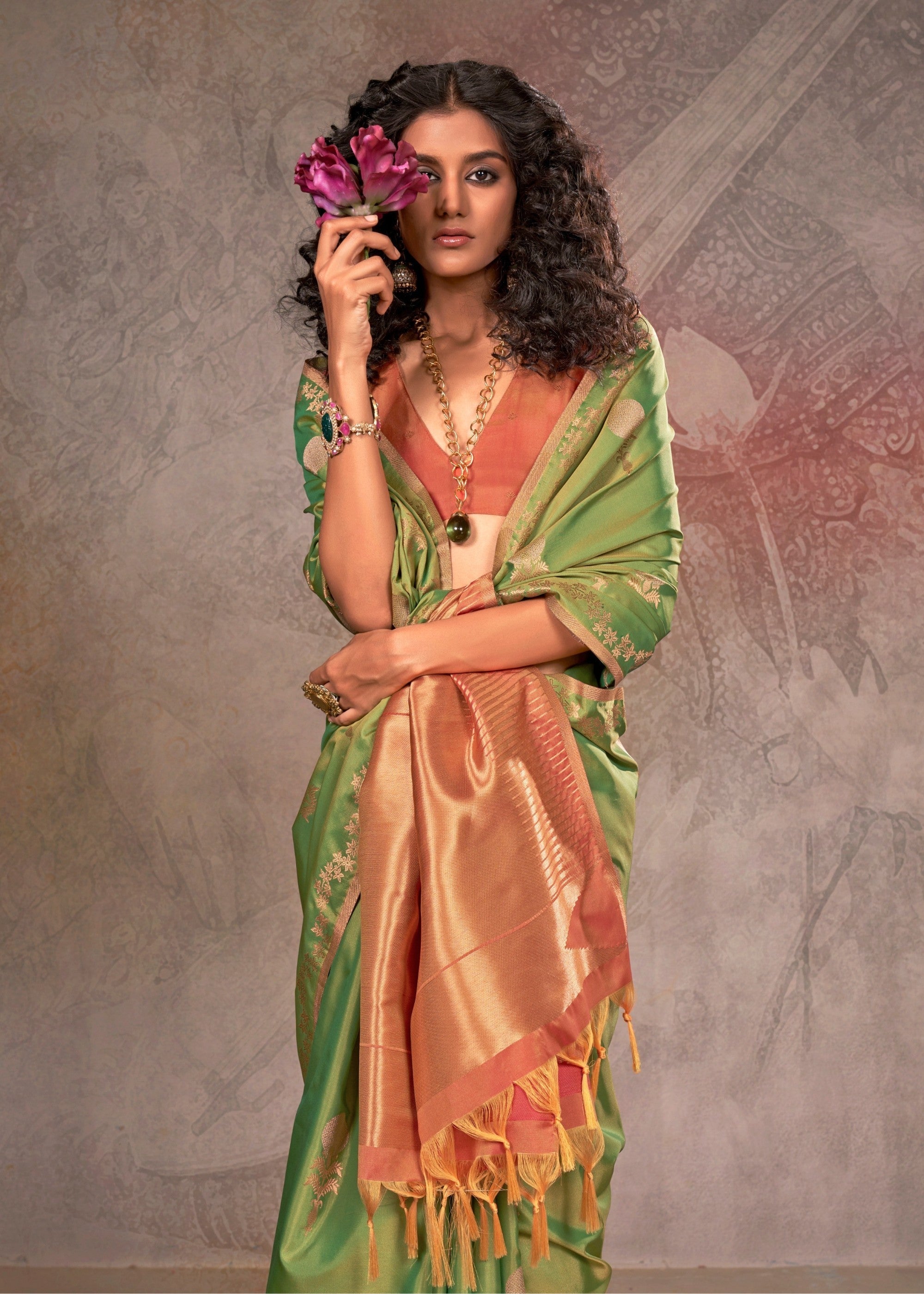 Lime Green Two Tone Handloom Weaving Silk Saree with Contrast Pallu - qivii