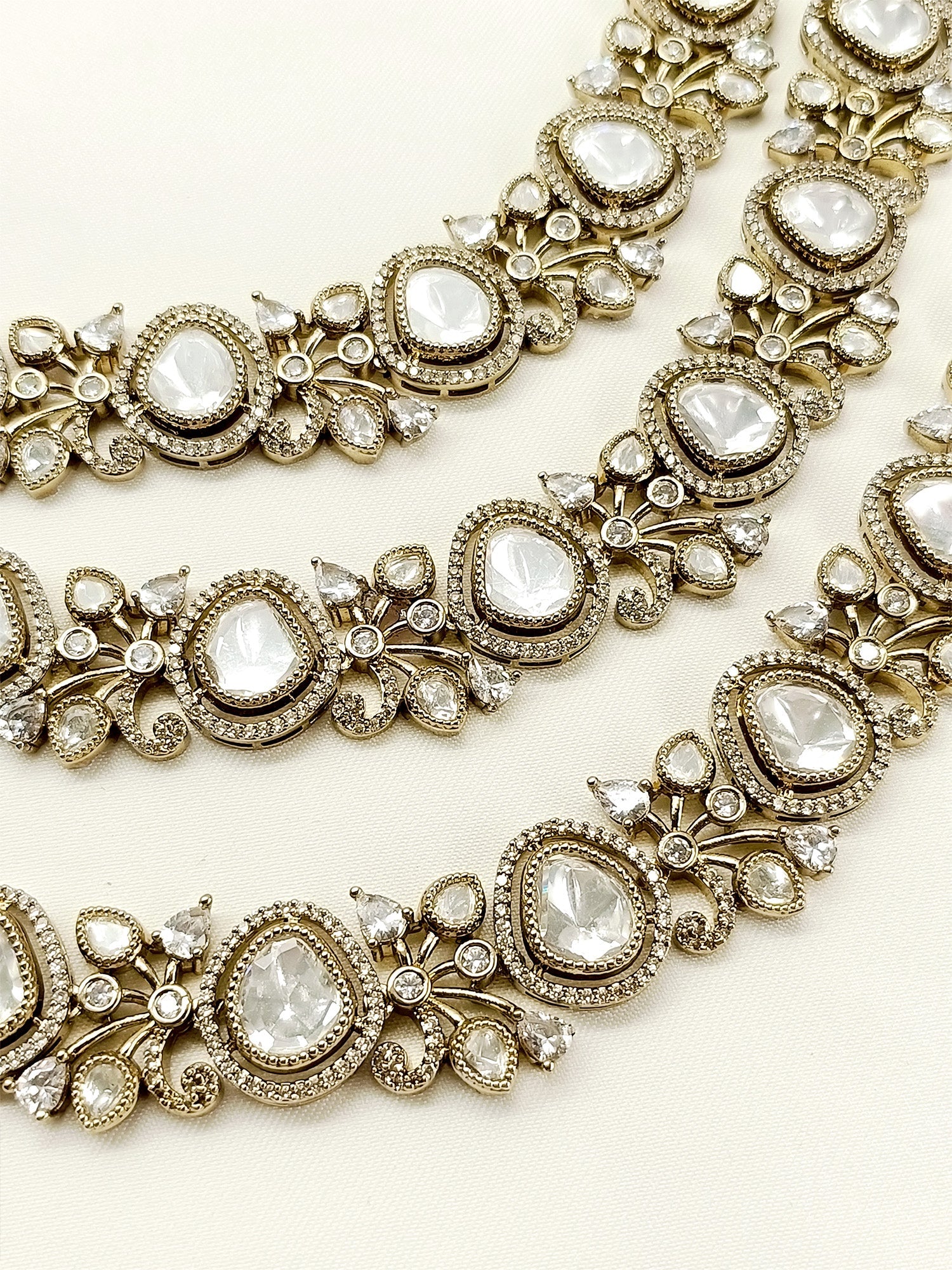 Kaumolika White Victorian Set - qivii