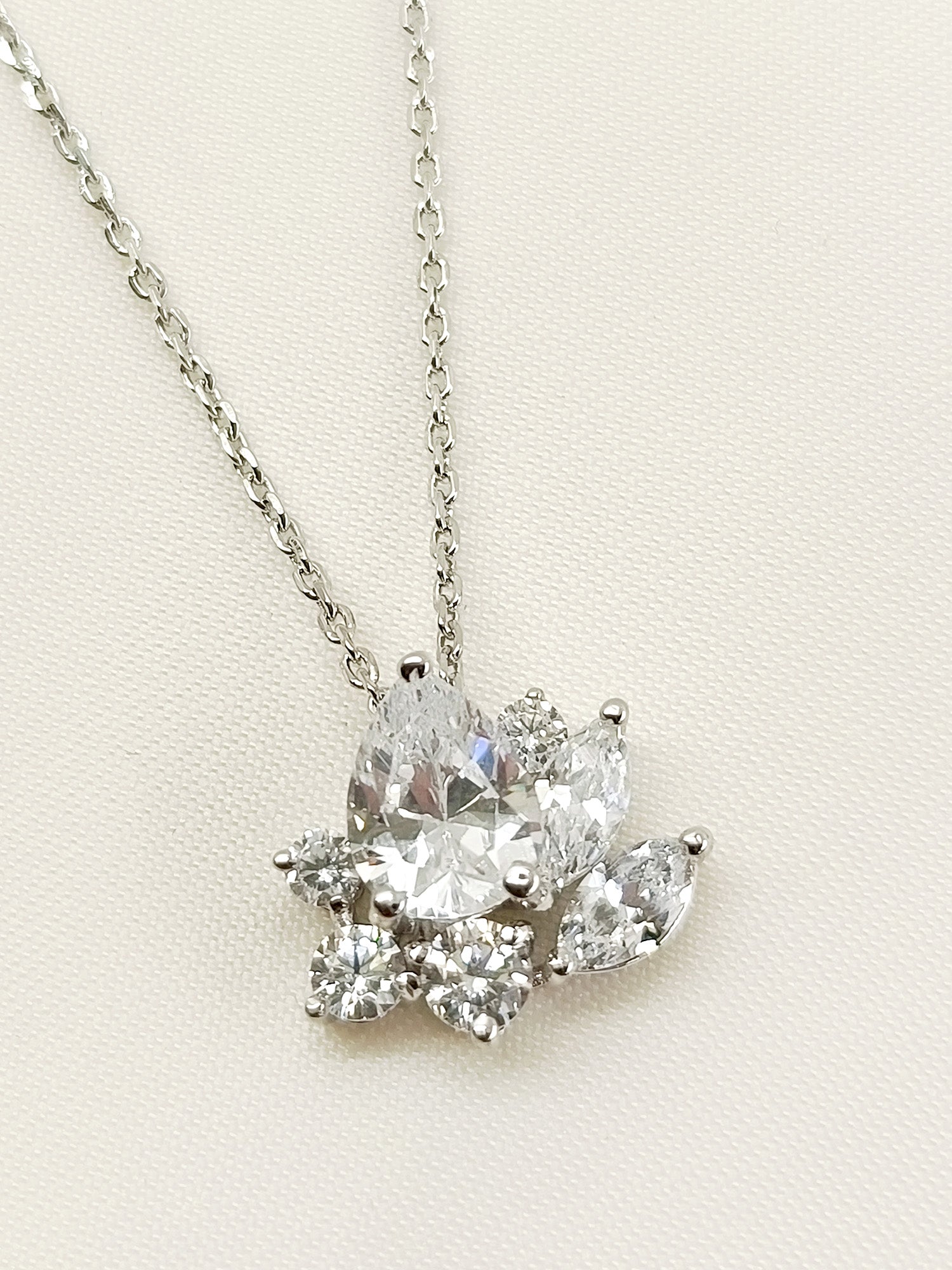 Moni 92.5 Silver Swarovski Stone Pendal - qivii