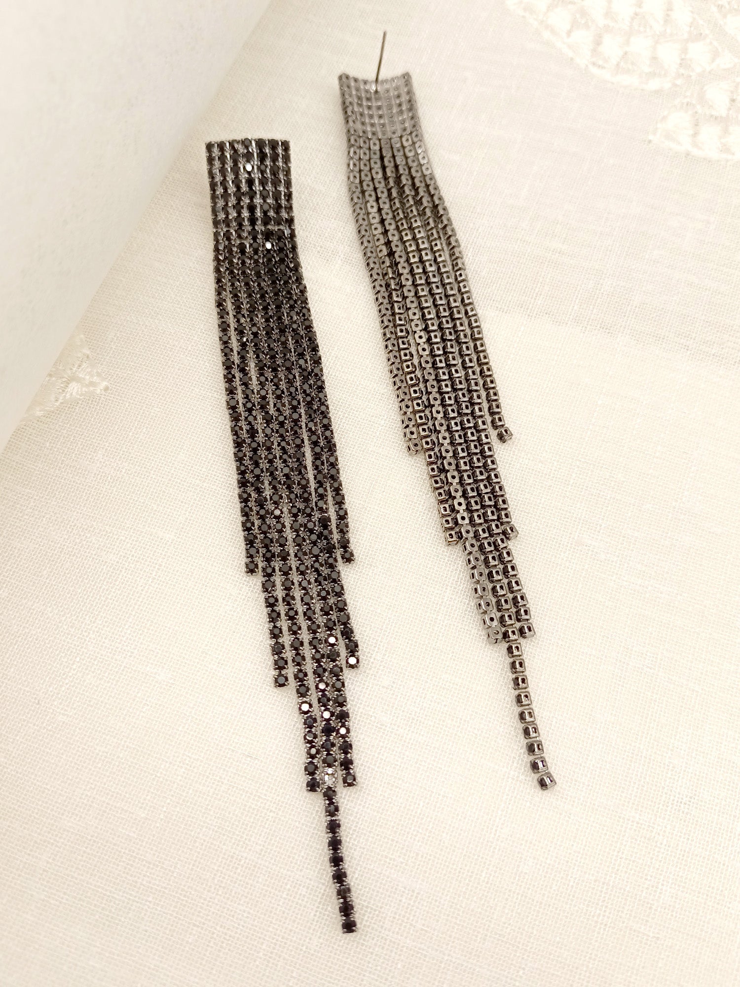 Meenakshi Black Long Western Earrings - qivii