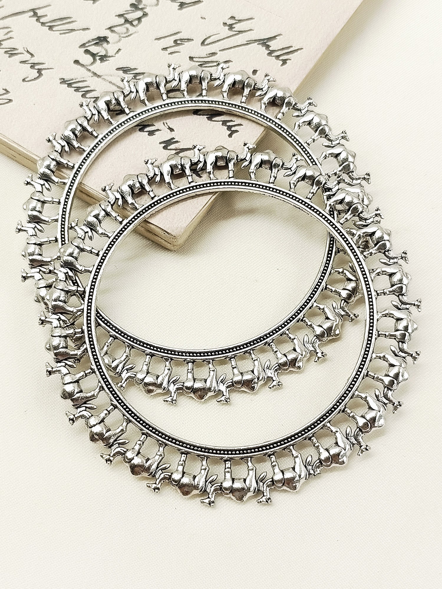 Kanakojjvala Plain Oxidized Bangle