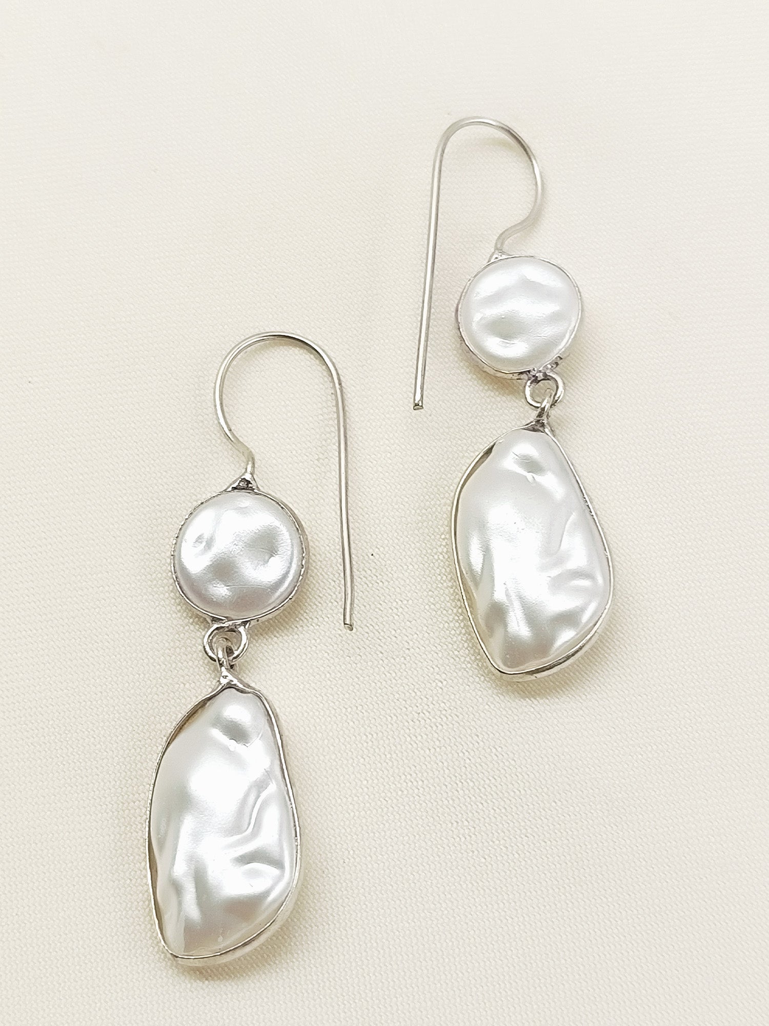 Ihina White Pearl Oxidized Earring