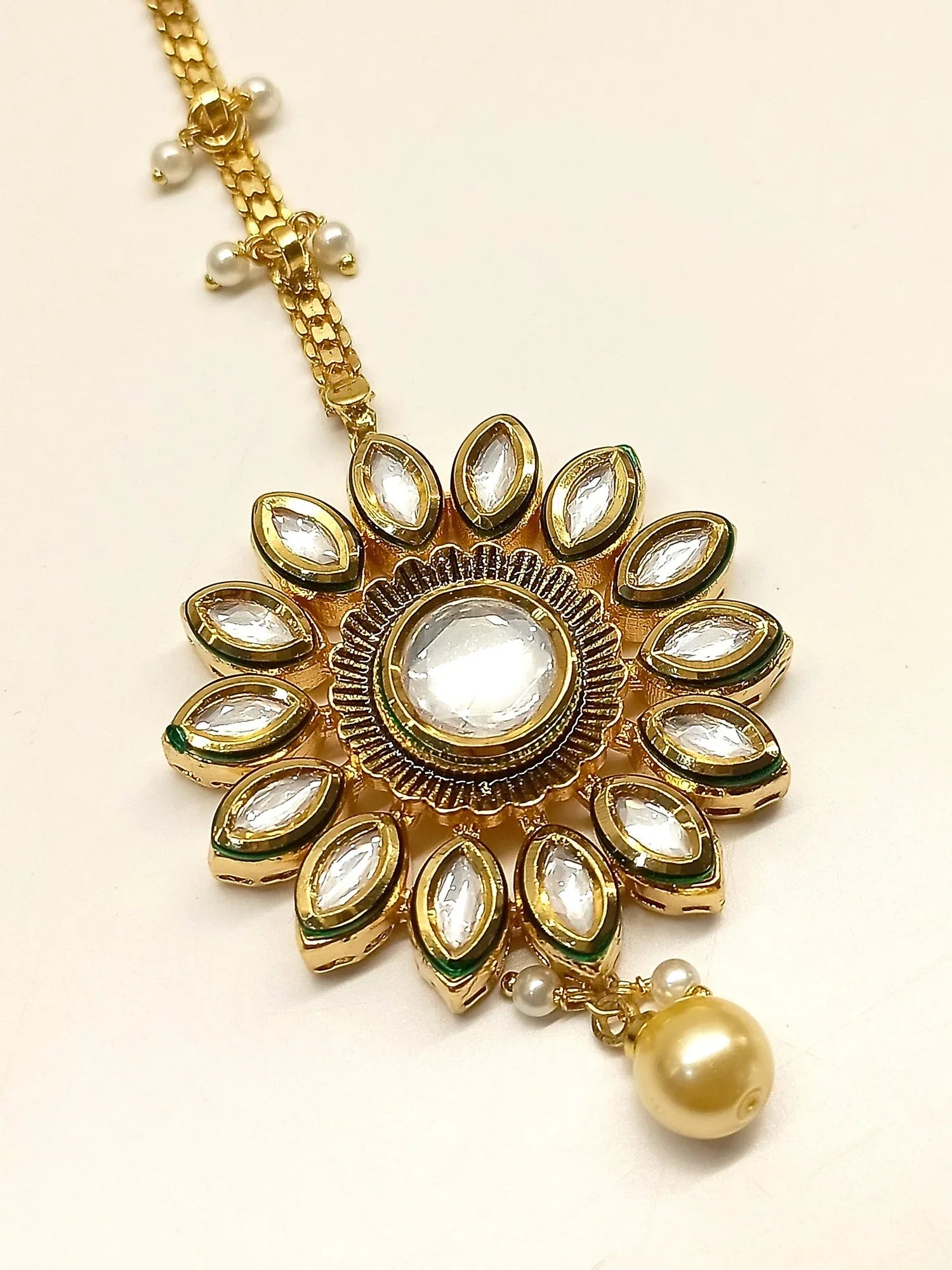 Saranya White Kundan Maangtikka