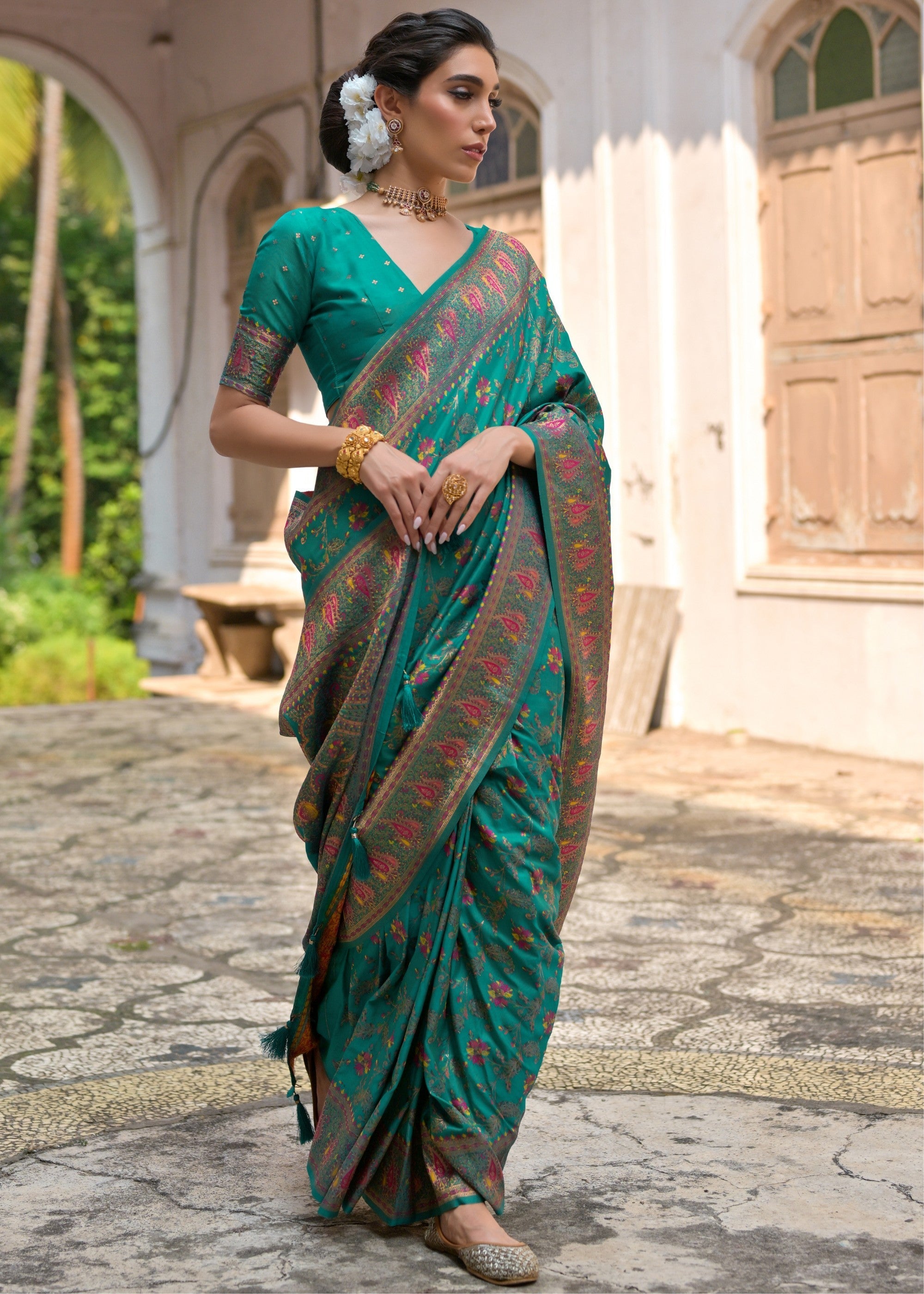 Rama Thread Woven Jal & Flower Silk Saree With Thread Woven Pallu - qivii