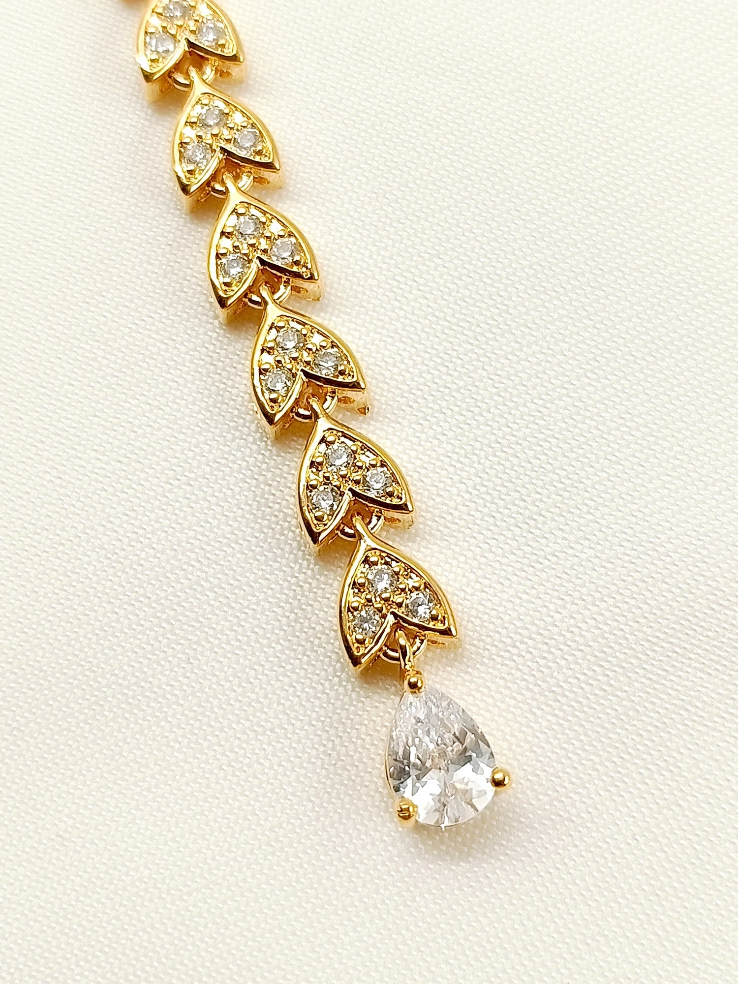 Haniya White American Diamond Teeka