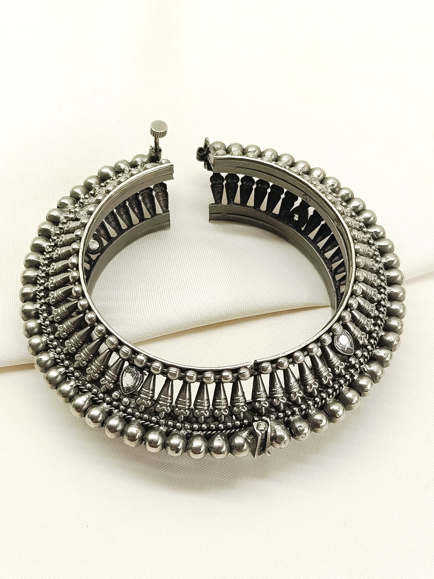 Yuvanya Plain Oxidized Kada