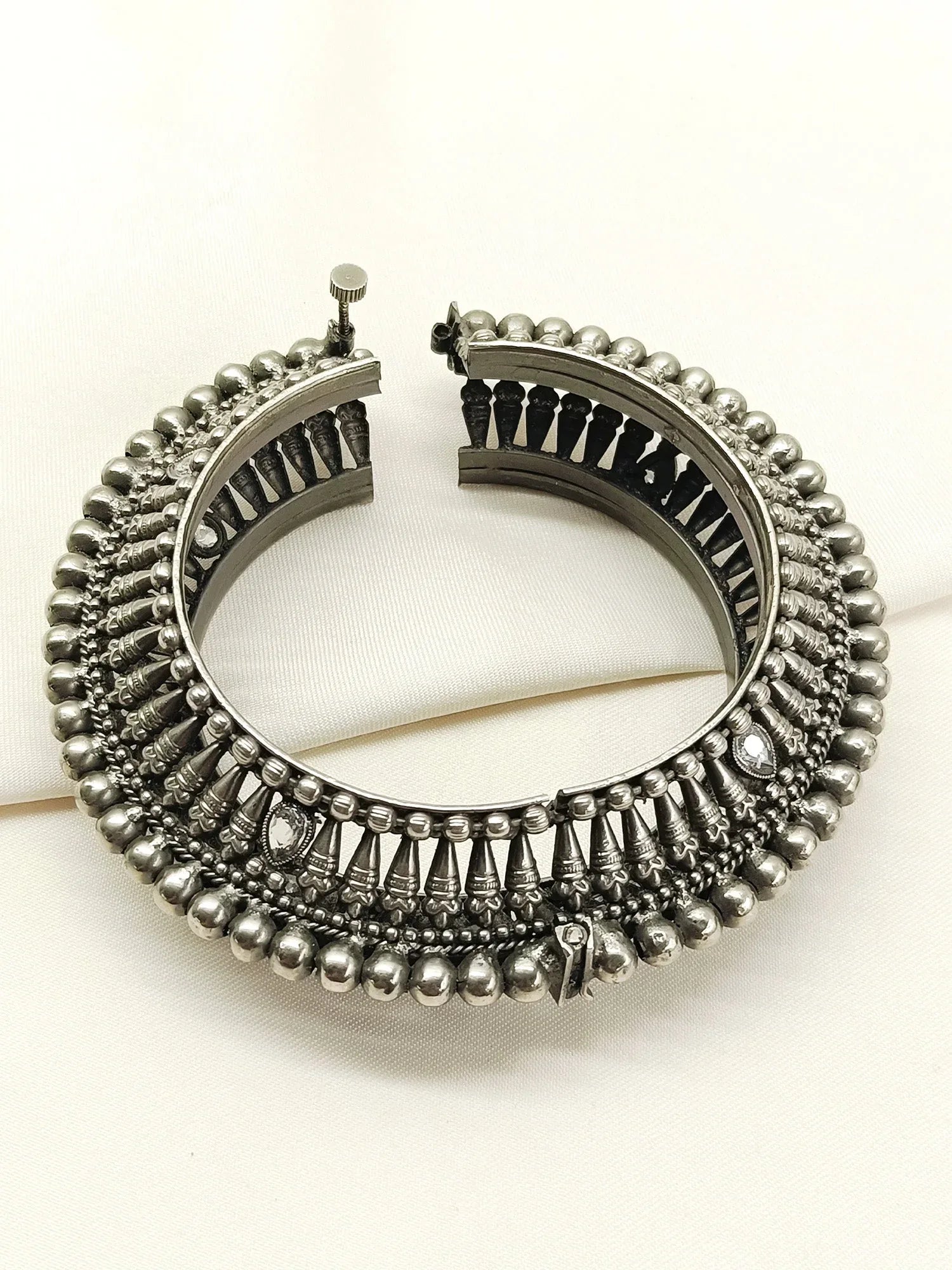 Yuvanya Plain Oxidized Kada