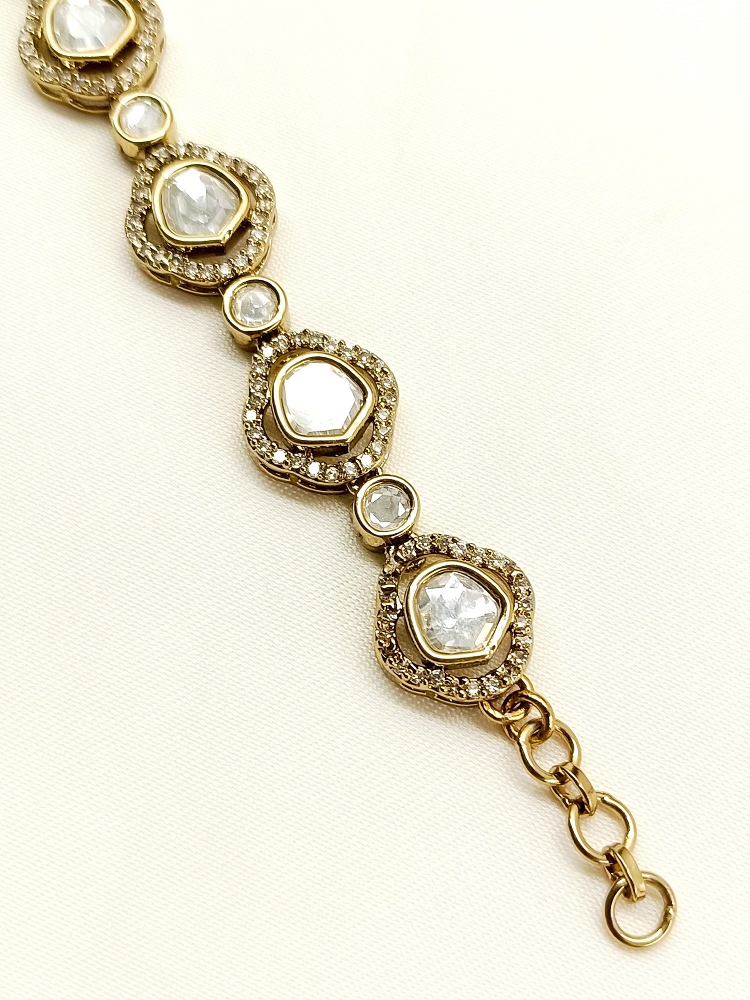 Avya White Sheeshpatti