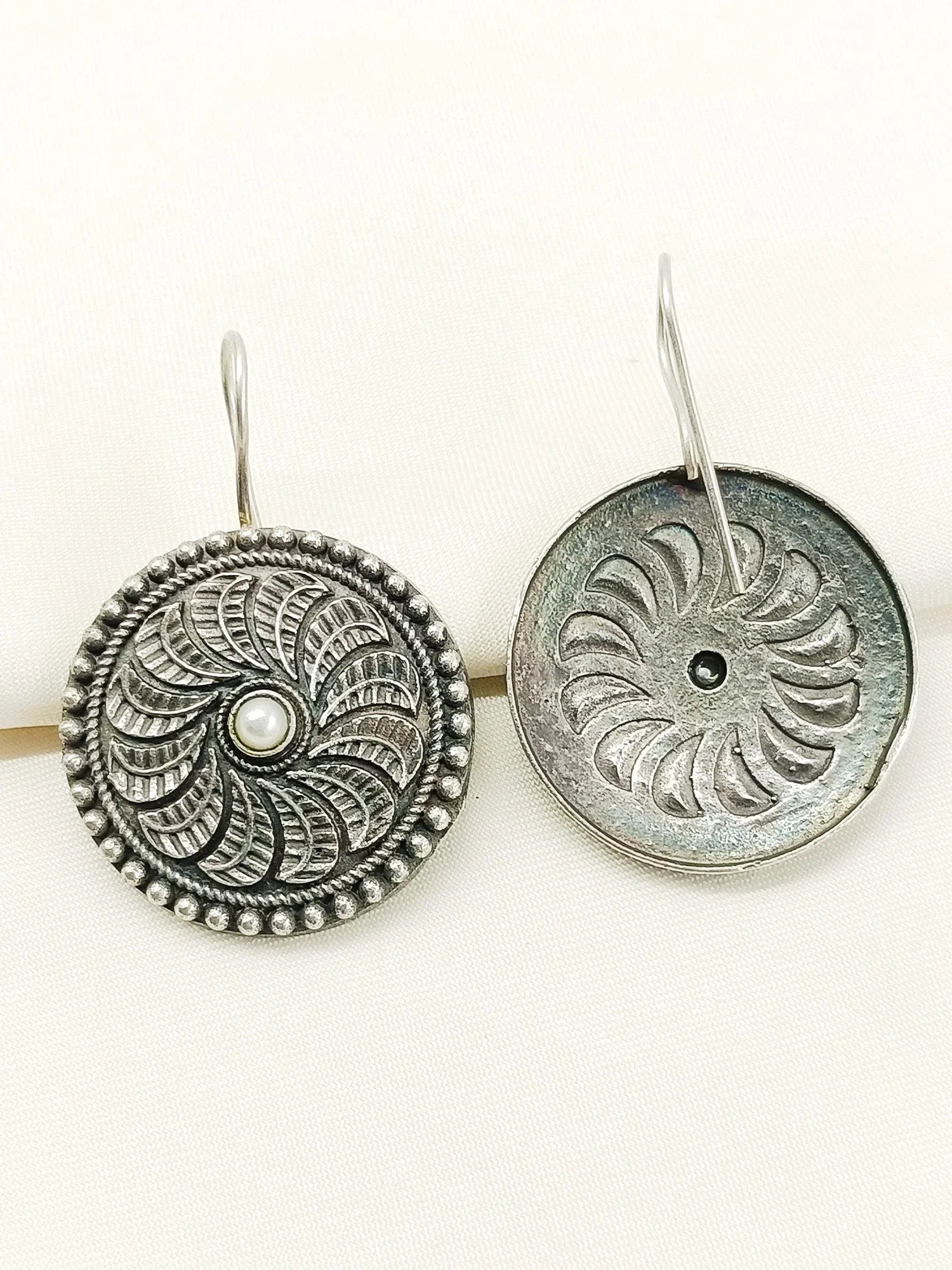 Hamsini Plain Oxidized Earcuff