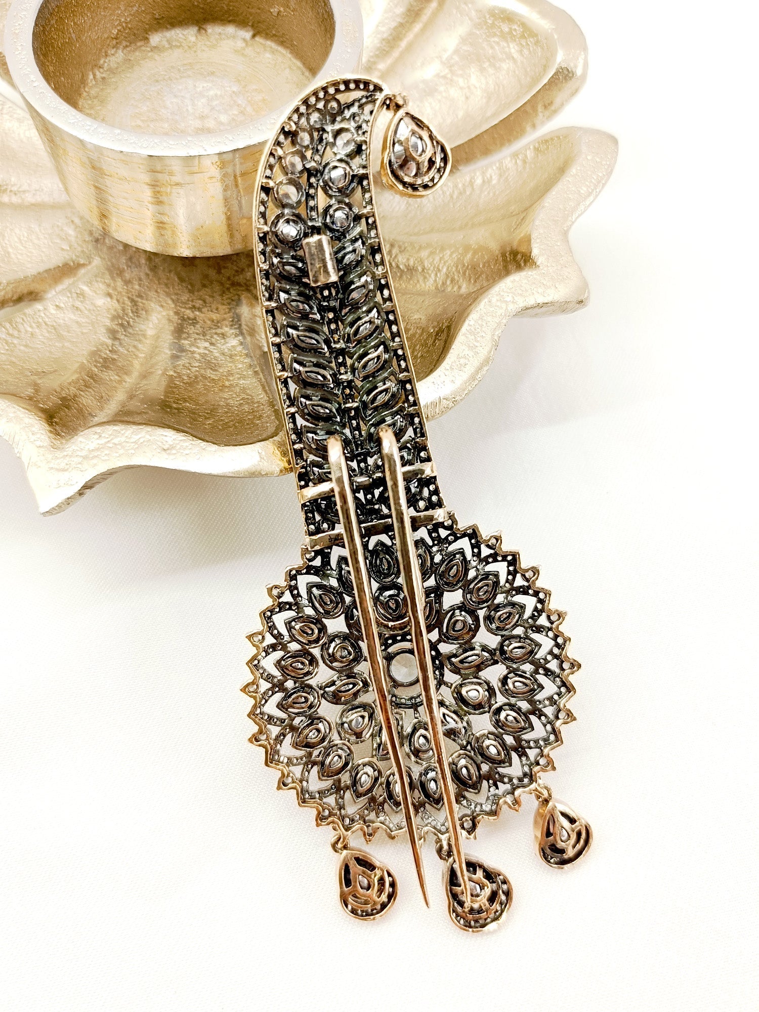 Kanha White Dulha Kalgi - qivii