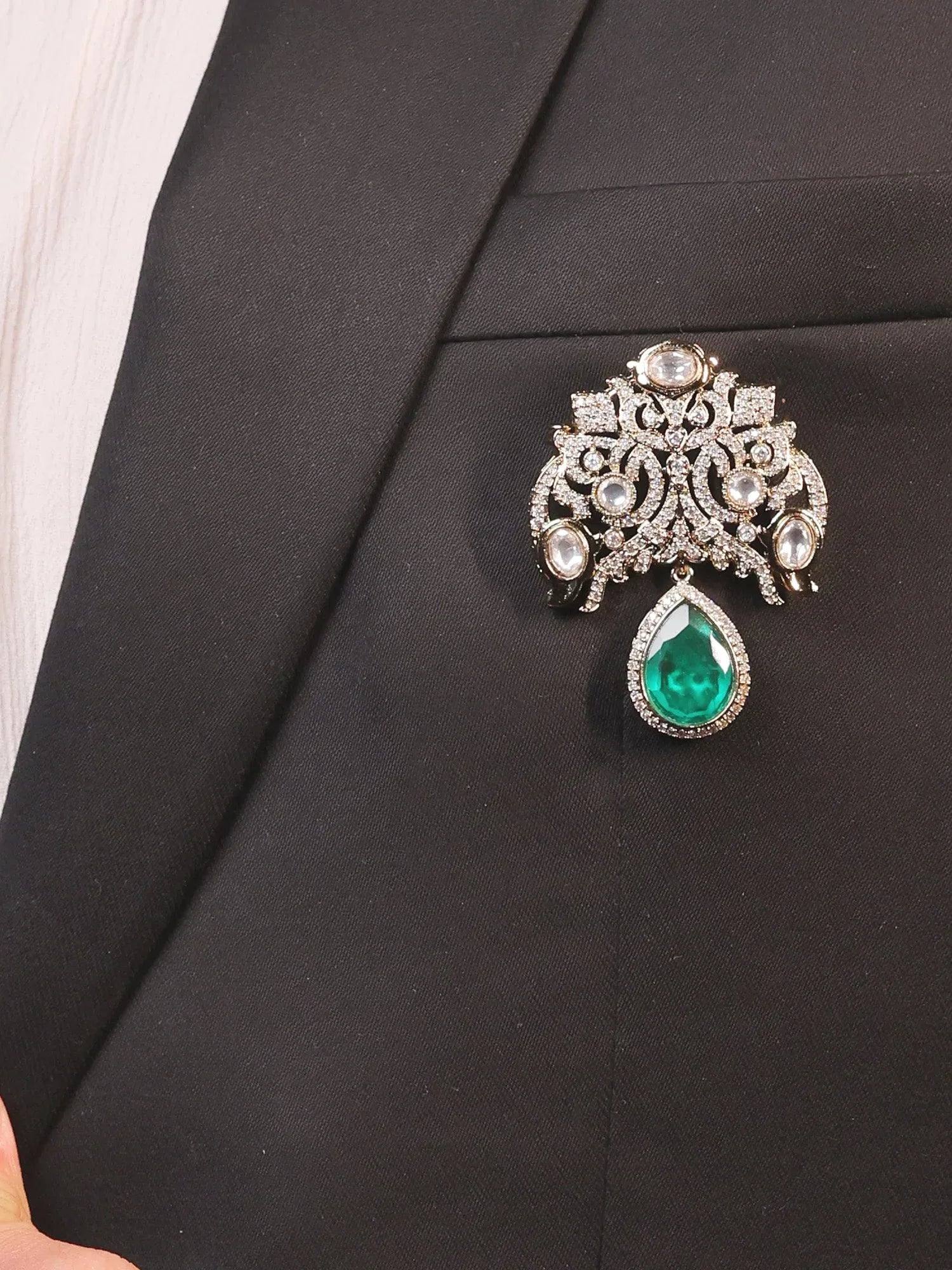 Rishant Green Men's Brooch