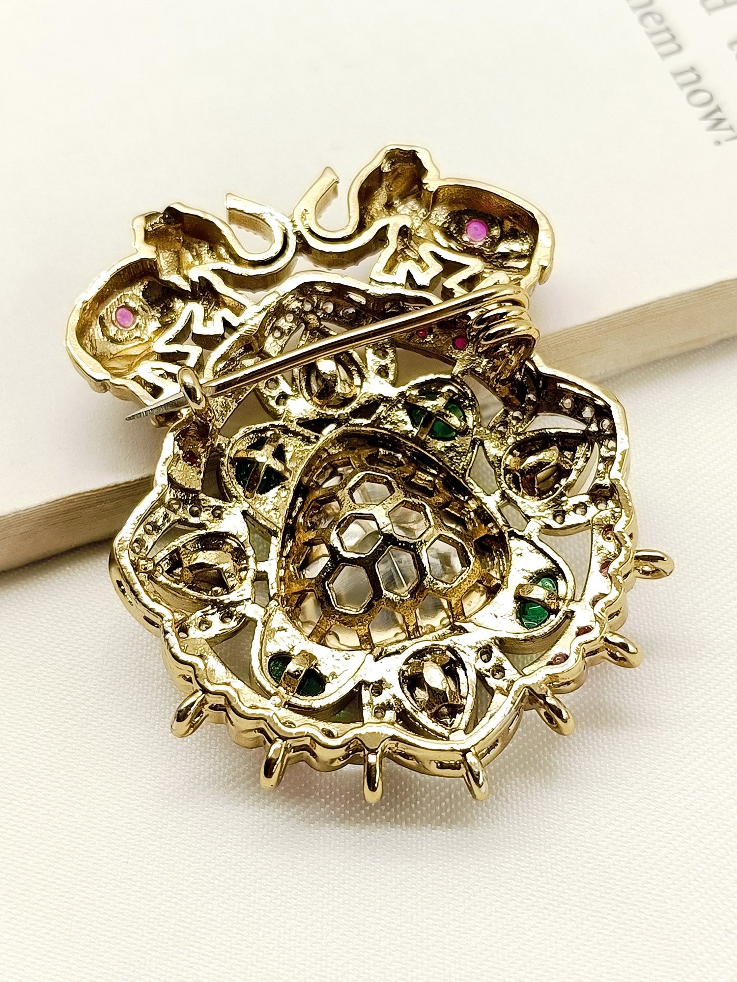 Niyansh R&G Men's Brooch