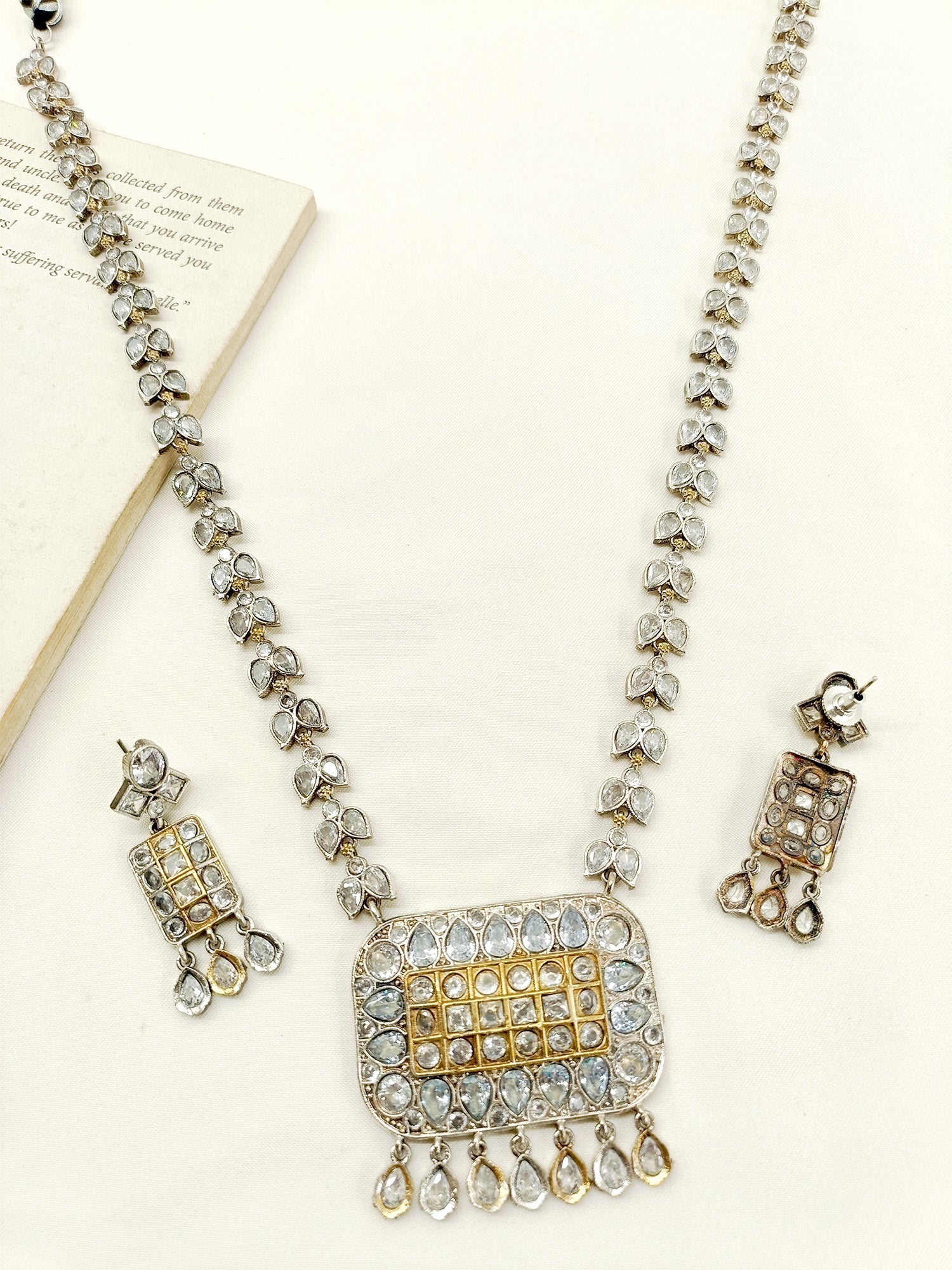 Poppy White Oxidized Necklace Set - qivii