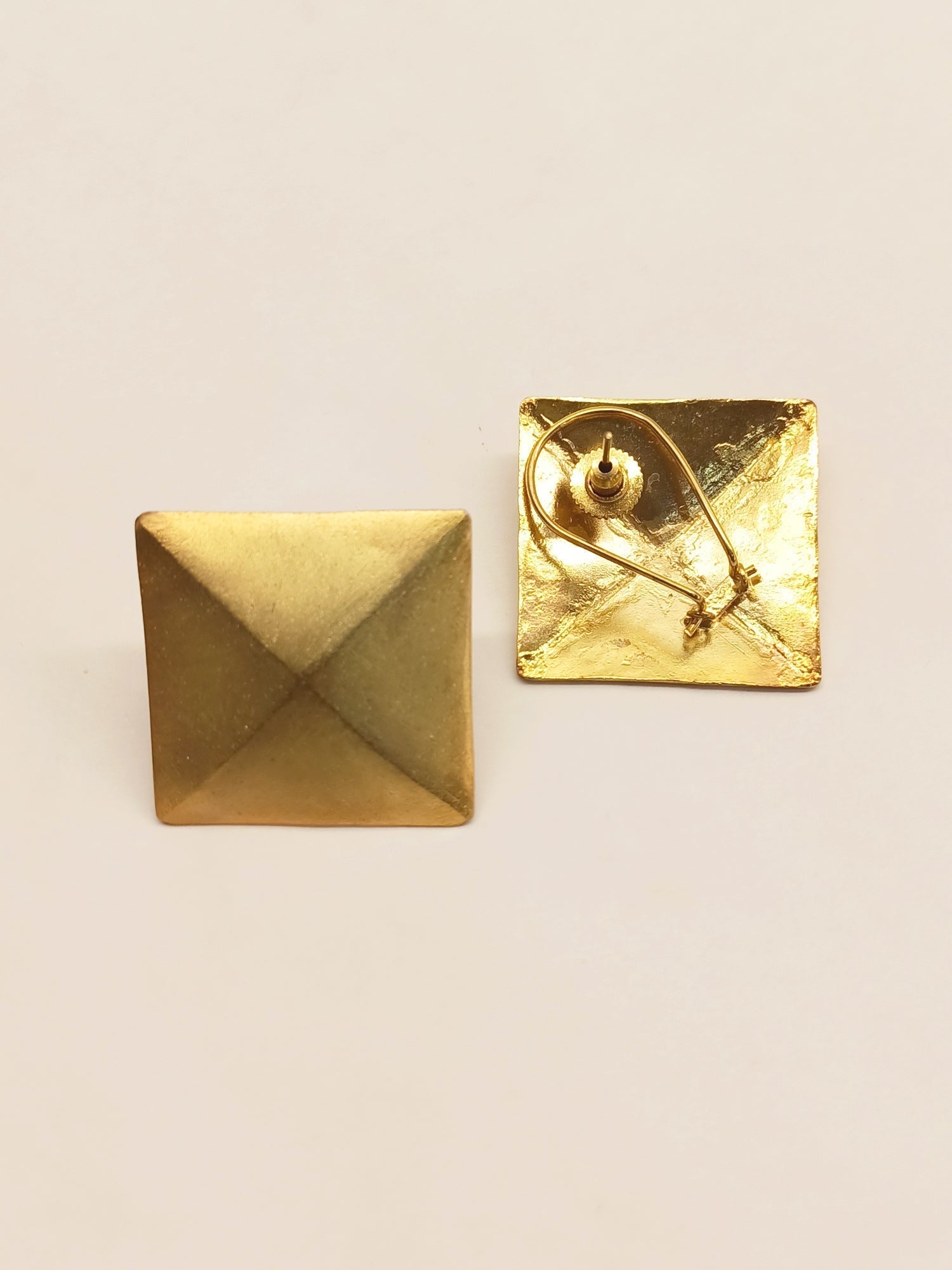 Zoey Square Golden Stud - qivii