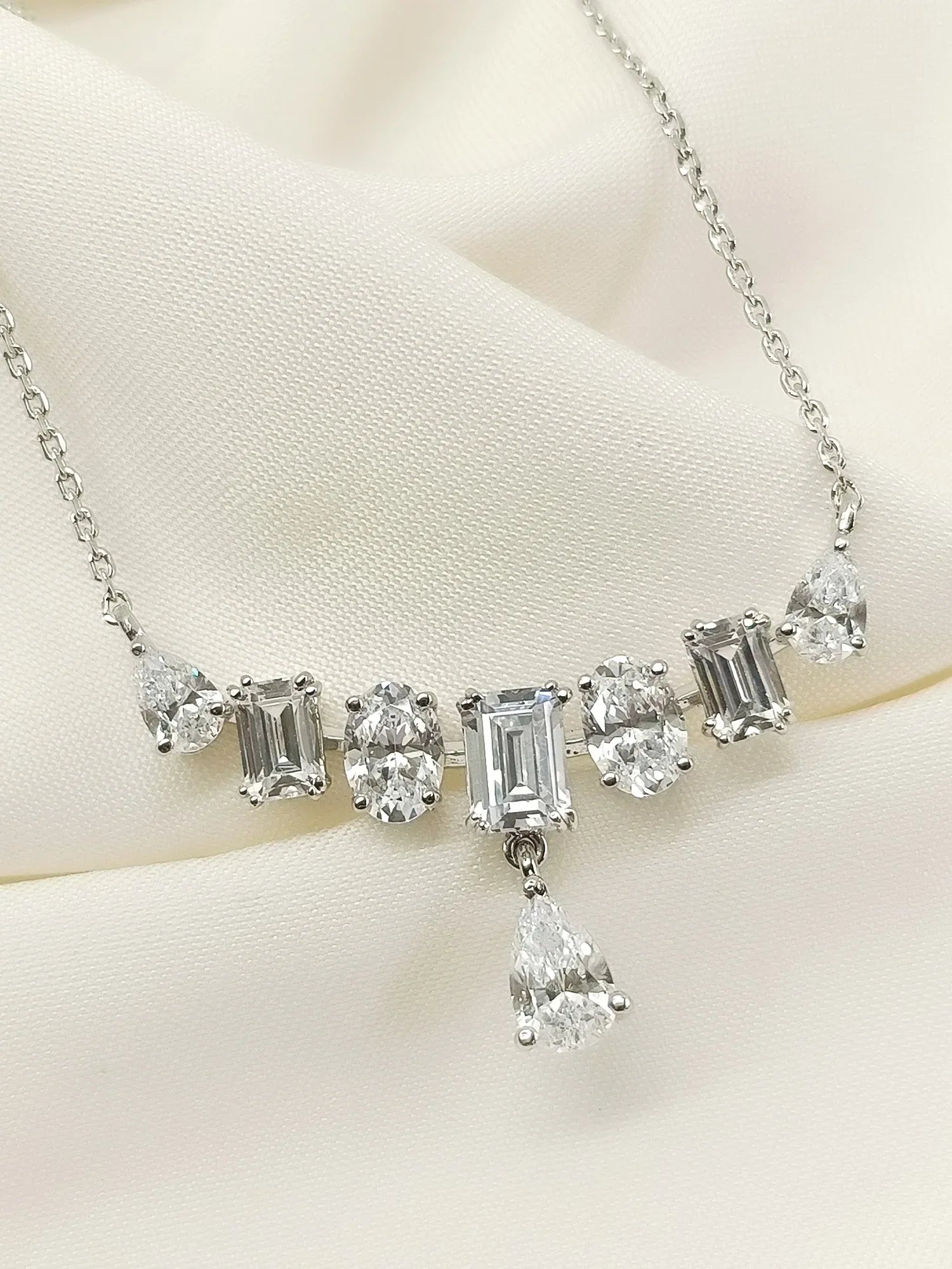 Akahi 92.5 Silver Swarovski Stone Pendal