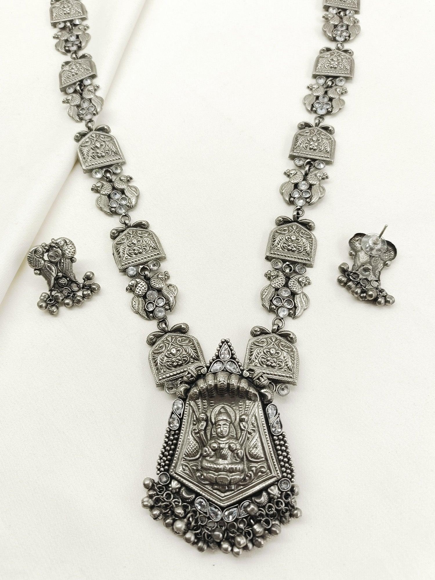 Qiratul White Oxidized Necklace Set