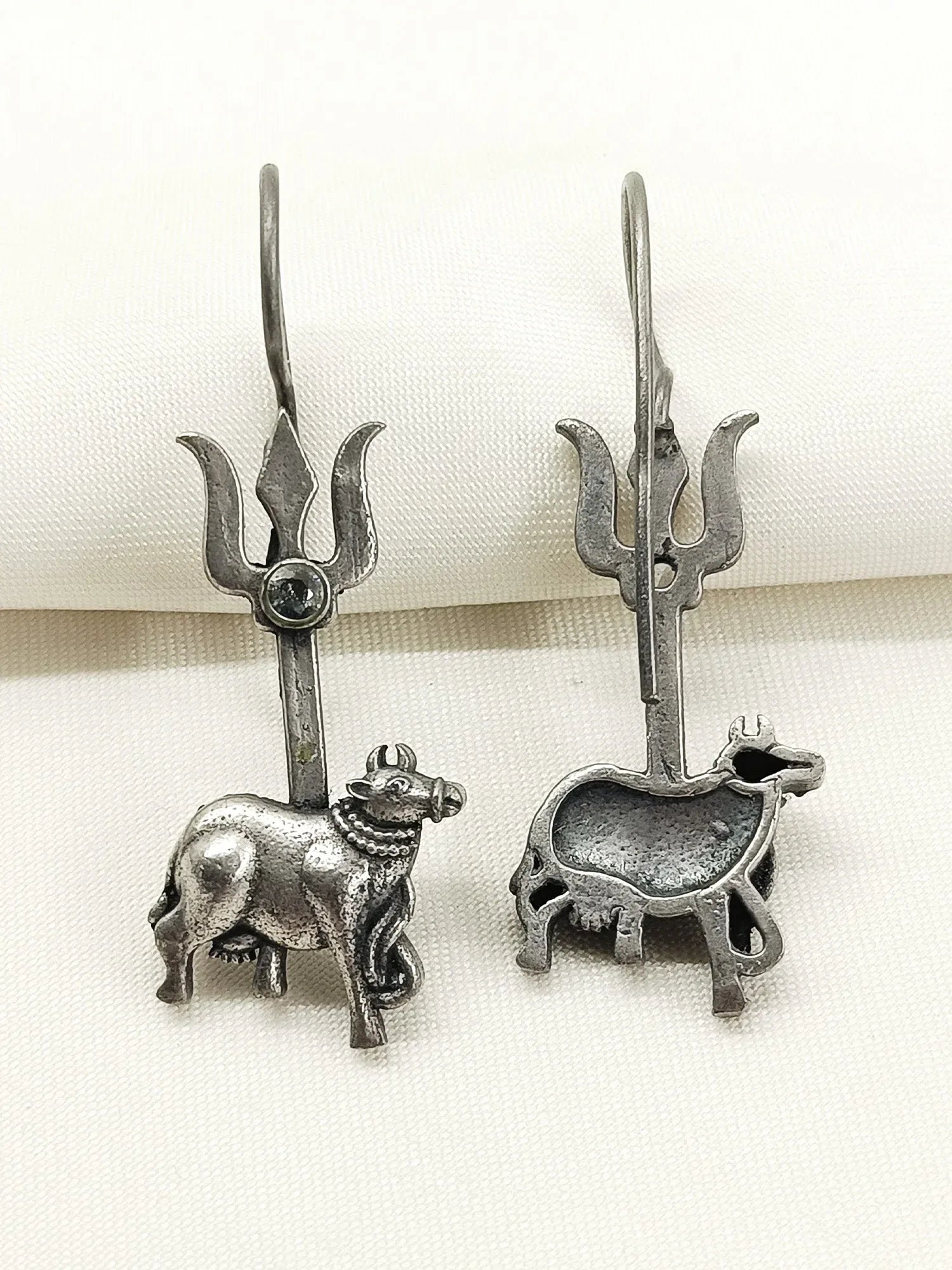 Vihari White Oxidized Earring