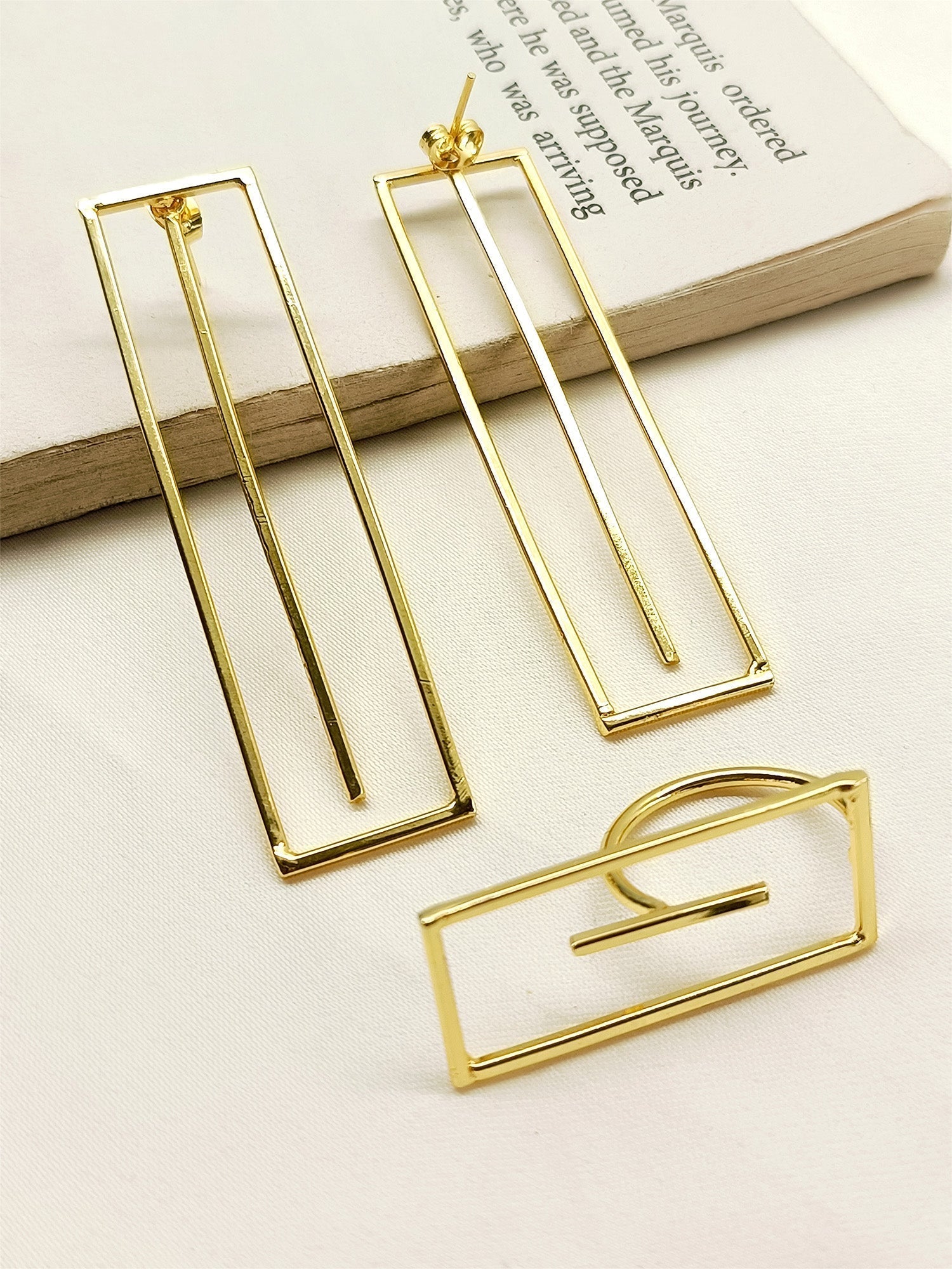 Sureeli Golden Western Earrings With Finger Ring - qivii