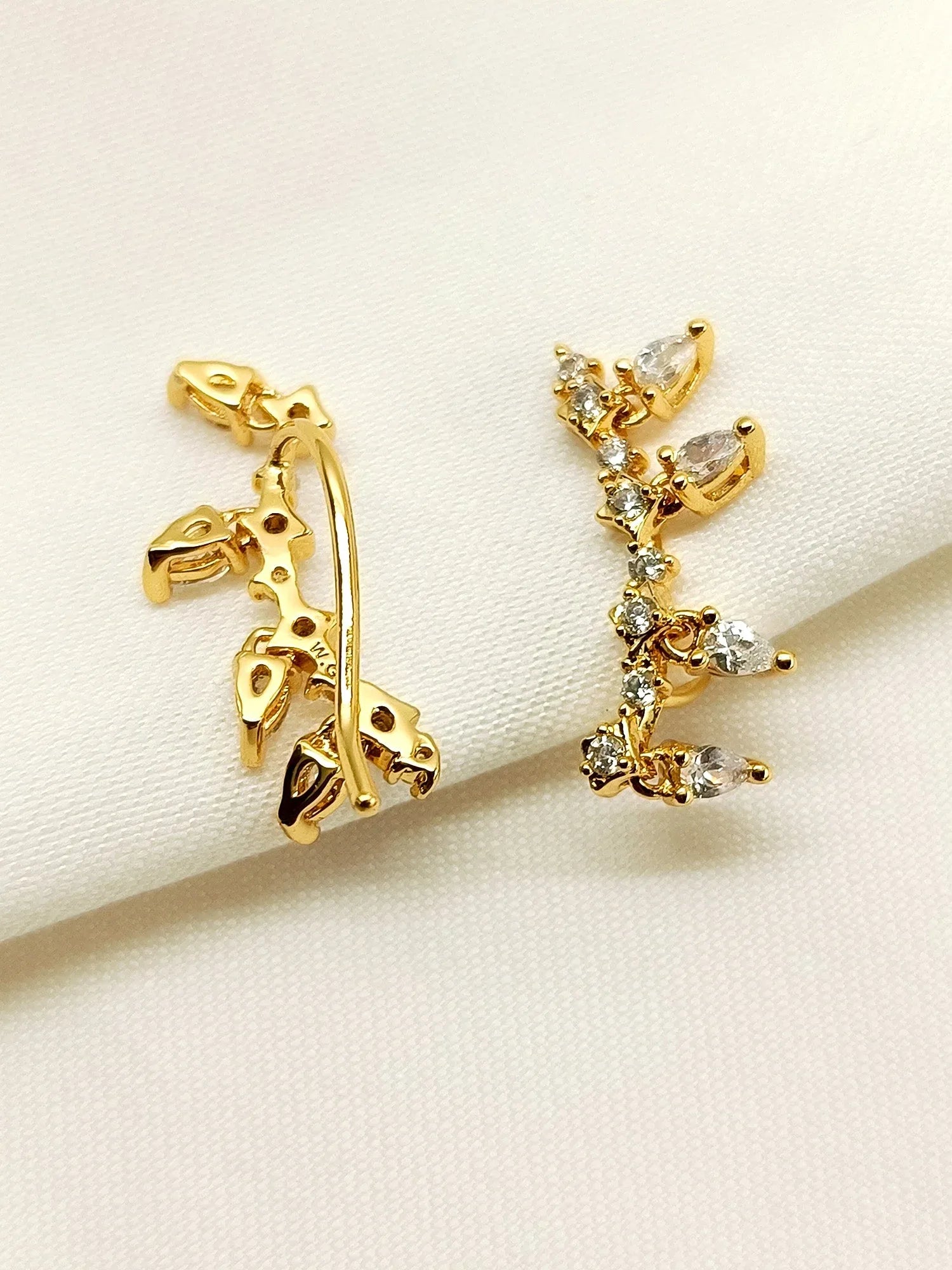Kamakhya White American Diamond Earcuff