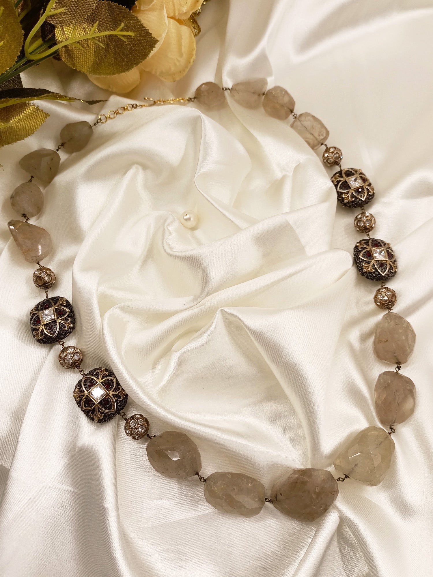 Kyara White Quartz Necklace - qivii