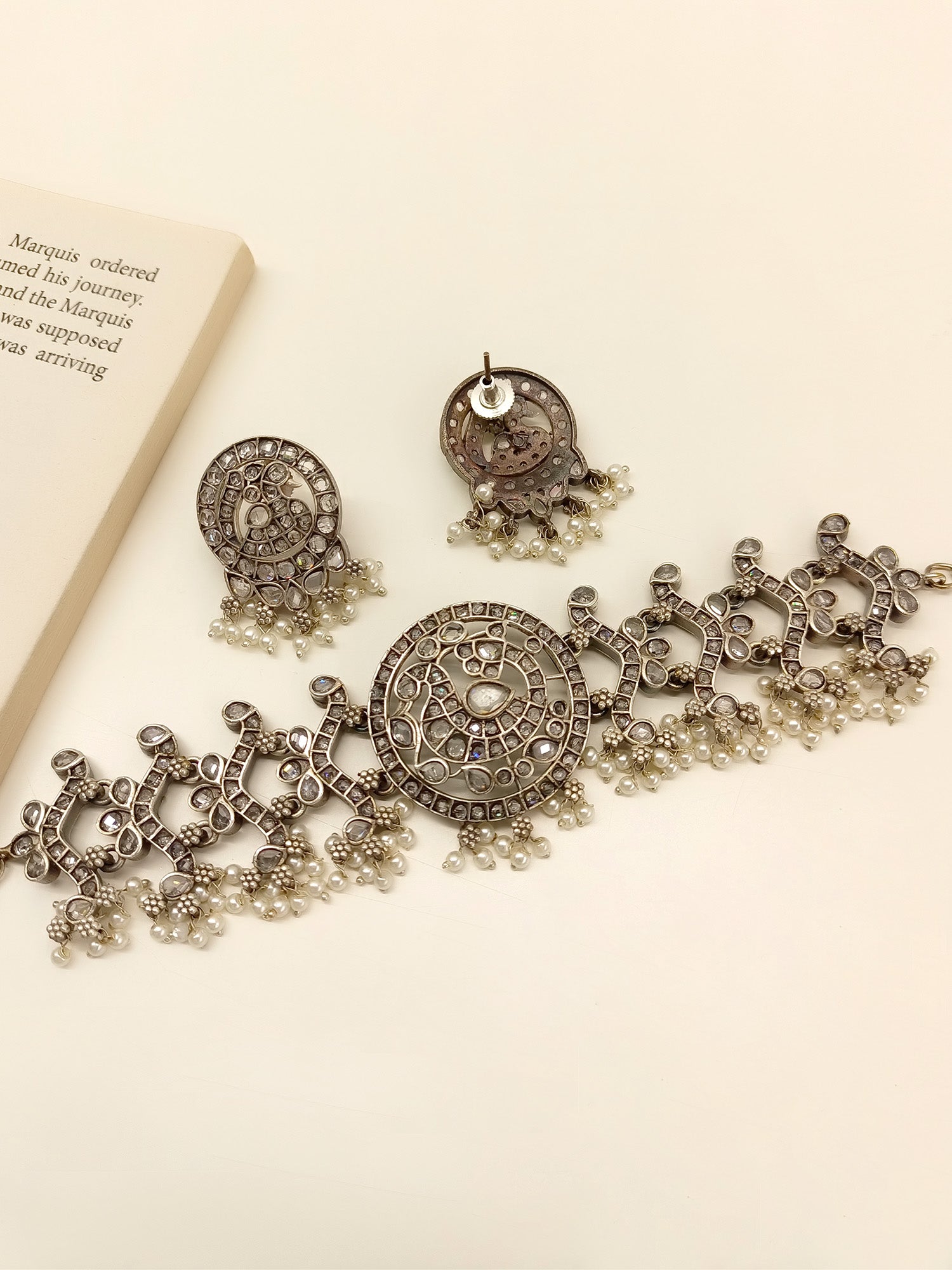 Zigya White Oxidized Choker Set - qivii